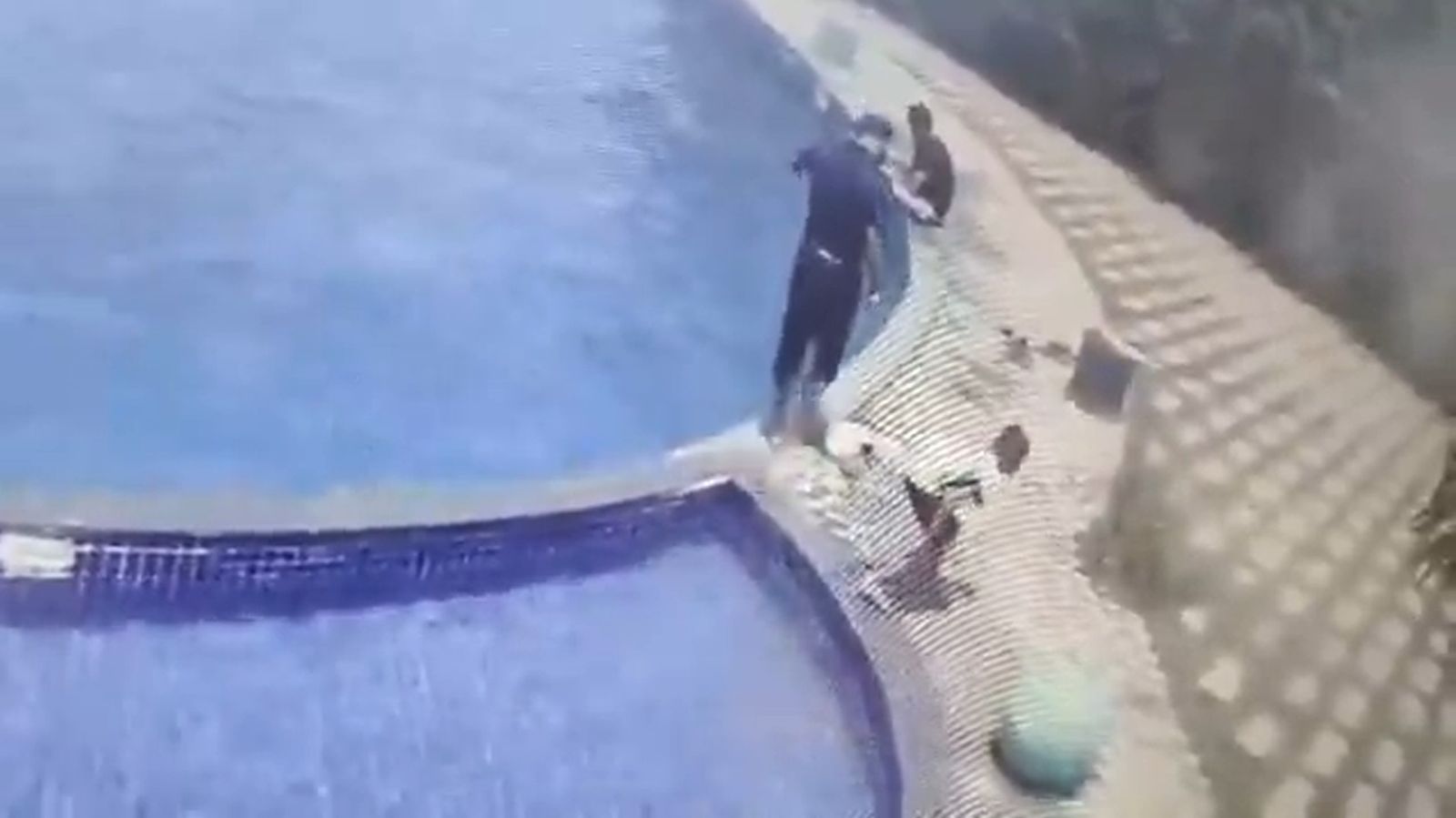 男子一度在泳池邊走動，看起來並無異狀。圖／翻攝自X／@gharkekalesh