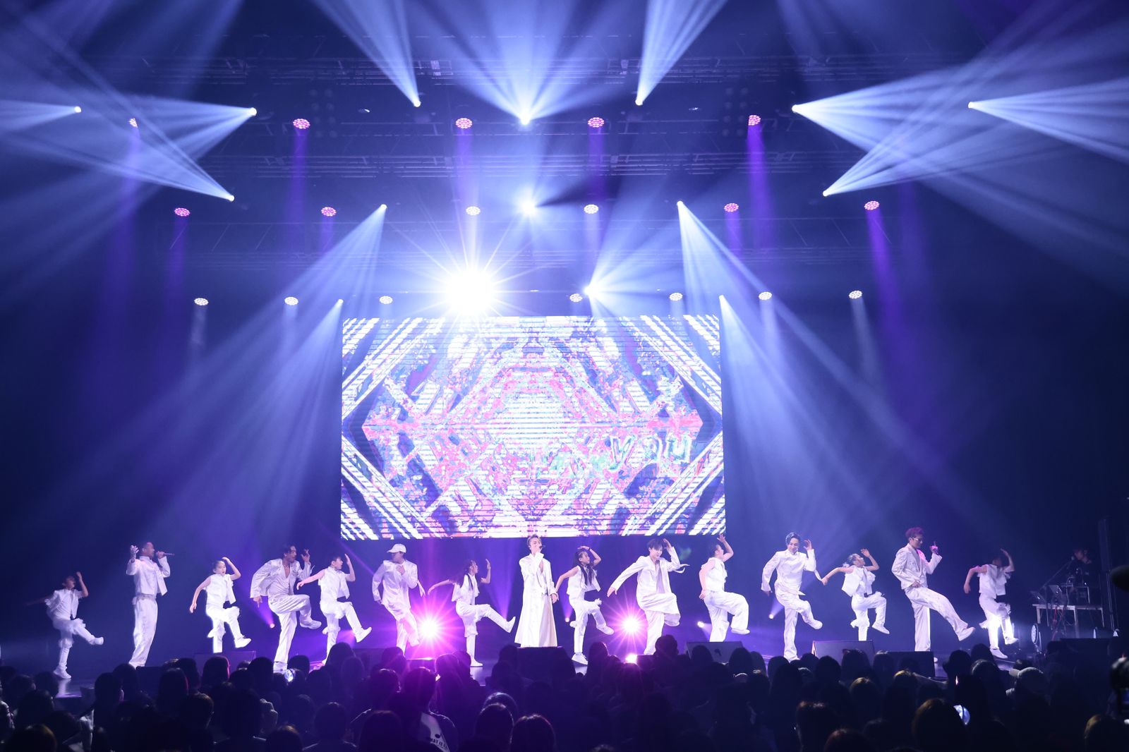 EXILE放浪兄弟今以白色華服登台。LDH愛夢悅提供