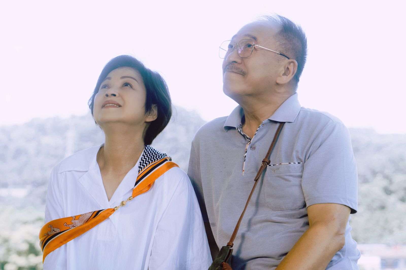 《就算一個人也可以好好的吃飯2》楊貴媚和傅雷在夫妻樹下感受到幸福氛圍。公視+提供