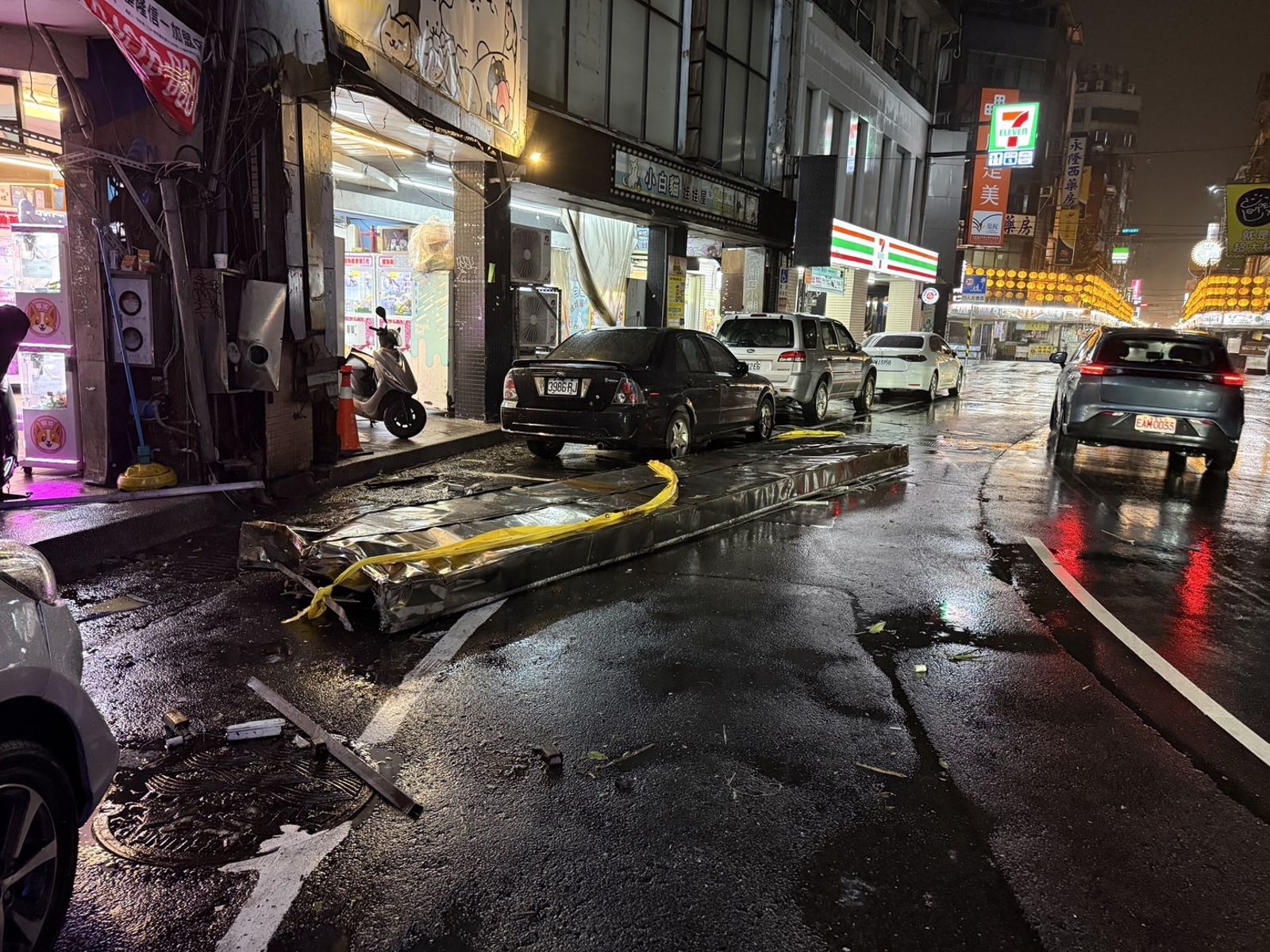 廟口夜市招牌掉落。翻攝畫面