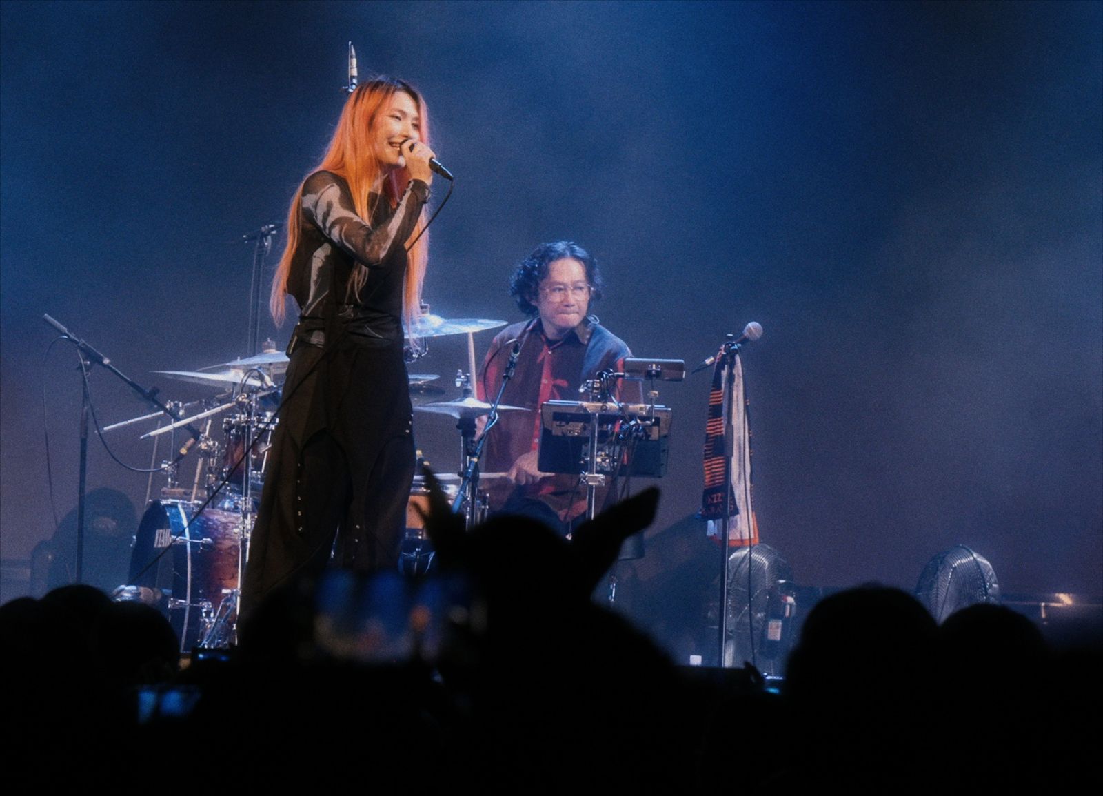 Tizzy Bac加場演出端龍蝦致敬周星馳　周邊商品刮痧板爆紅受封「養生樂團」