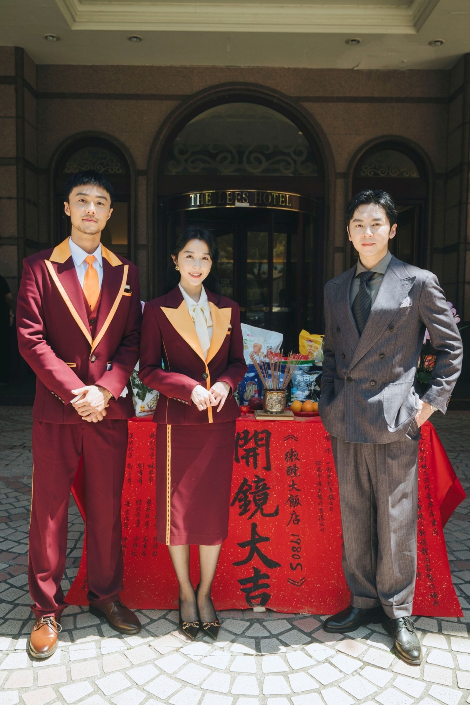施柏宇(左起)、邵雨薇、李國毅日前參與影集《微醺大飯店1980s》的高雄開鏡。一念電影提供