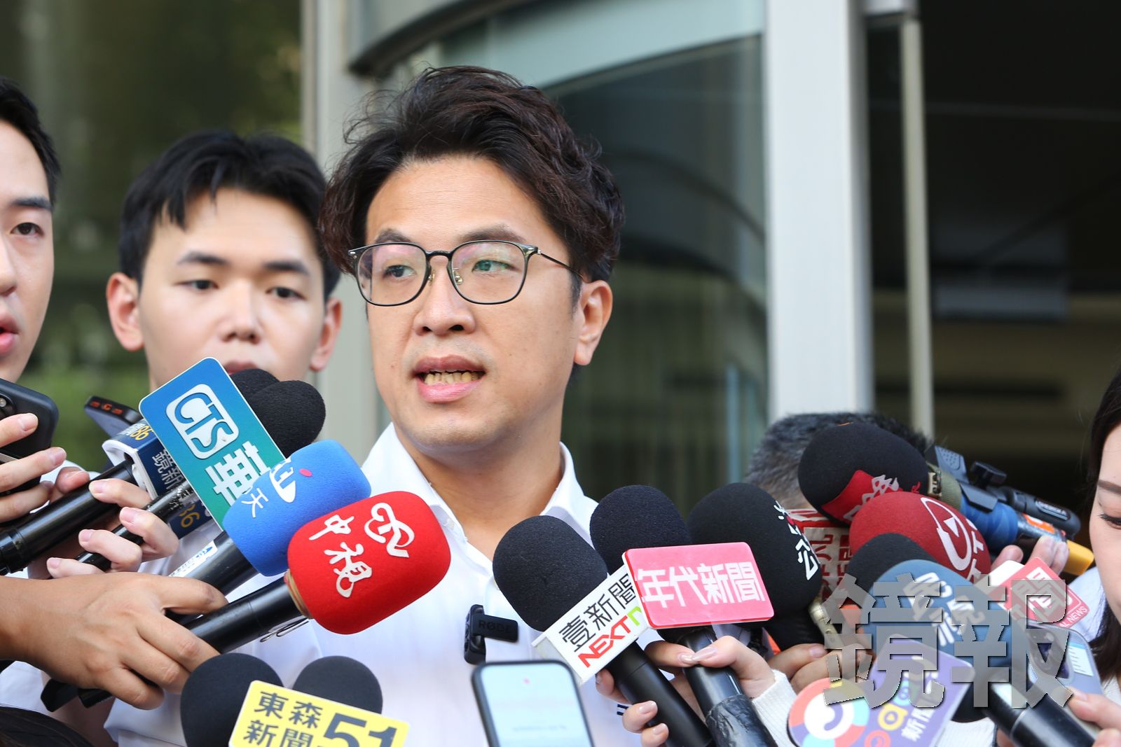 蔣萬安可愛三連拍「托臉、眨眼、手指愛心」畫面流出 沈伯洋誇:拍得滿好的