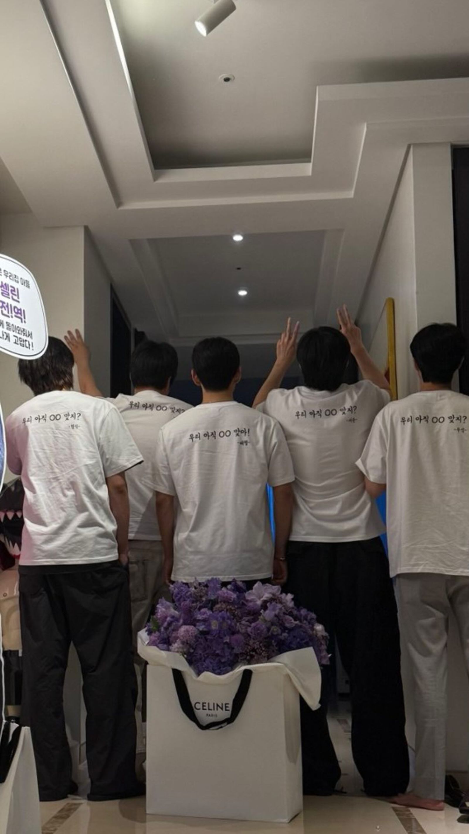 五人穿著同款T恤拍照。翻攝IG@thv