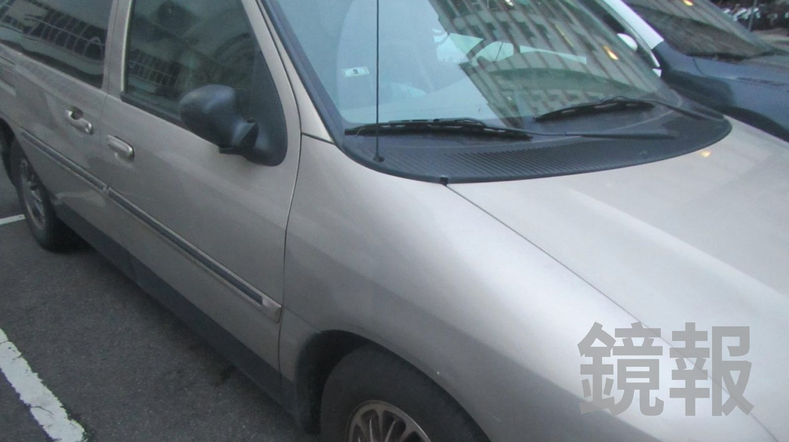 警方勘查肇事林男的車輛，後照鏡有明顯擦撞痕跡。民眾提供