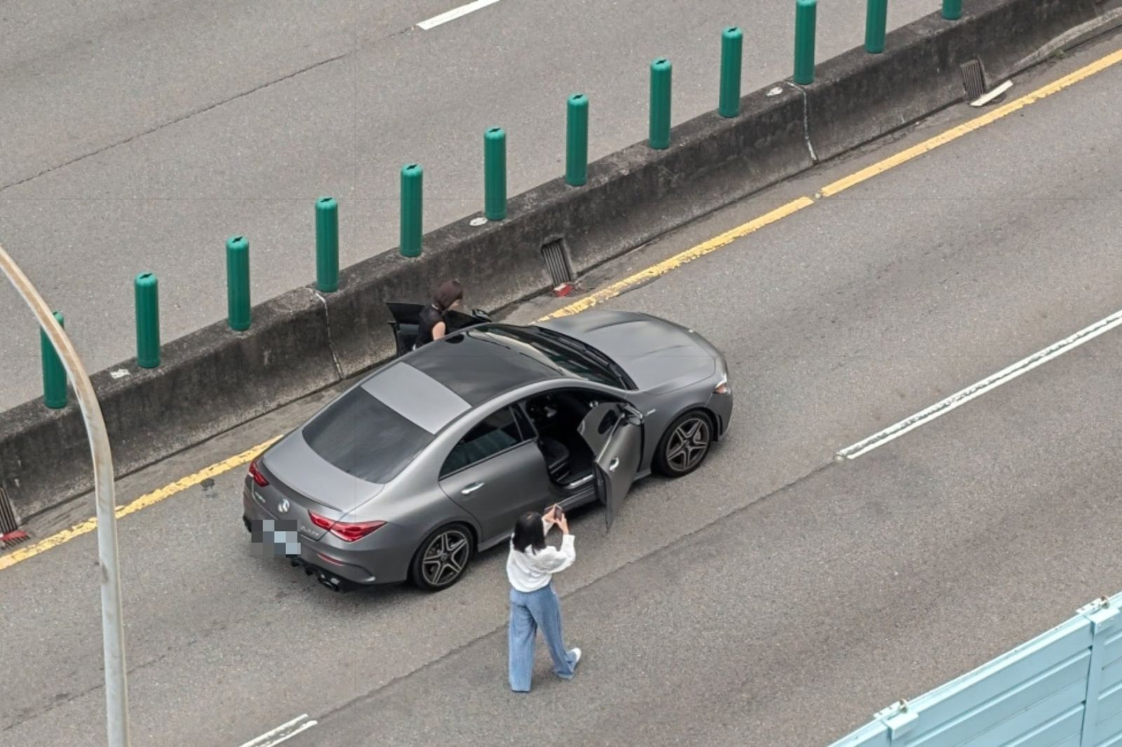 賓士女碰演習竟下車「開心自拍」　一票網狠酸：謝謝妳們的30萬