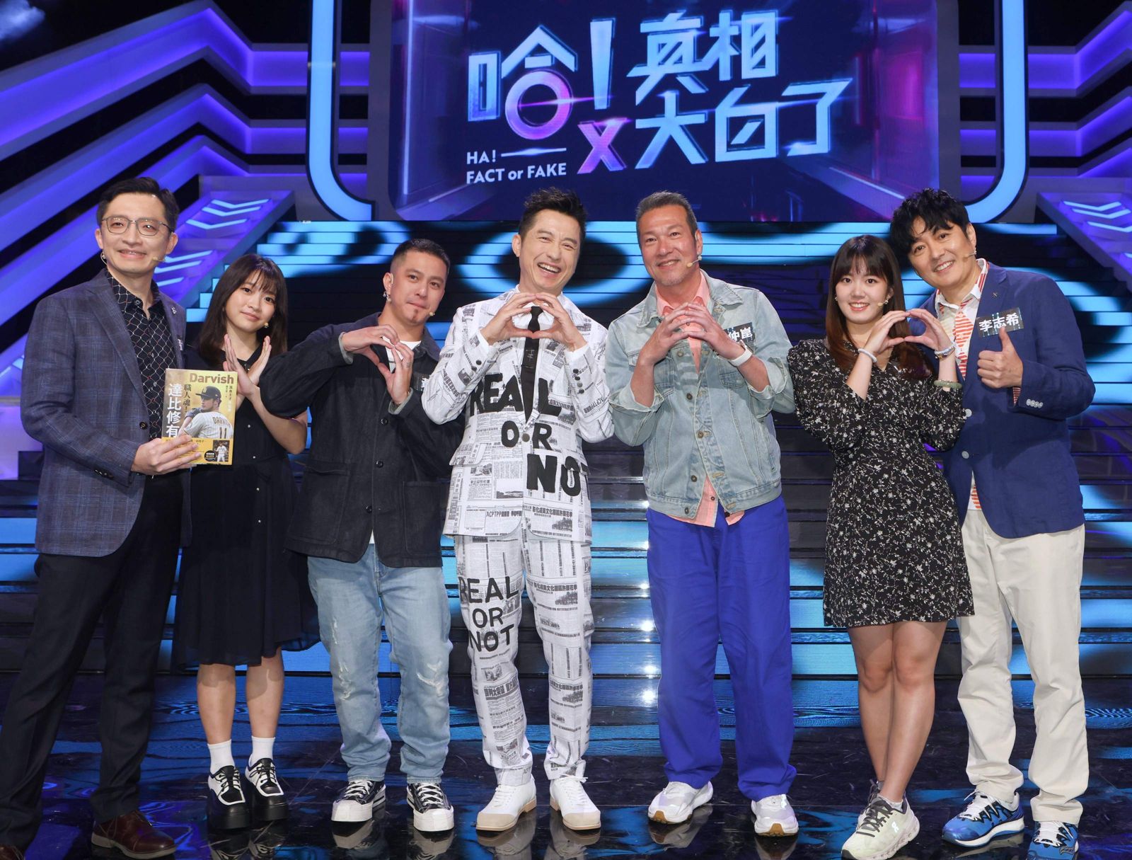 《哈!真相大白了》張尤金(左起)、張菡珈、黃遠、主持人庾澄慶、黃仲崑、Vivian、李志希。公視提供