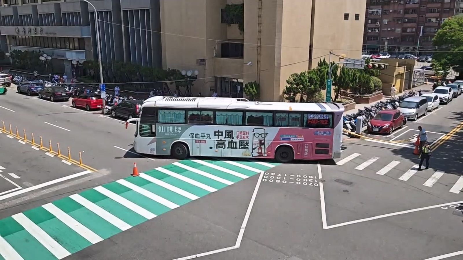 國光客運右轉自由路，不慎撞倒新加坡籍婦人。圖／民眾提供