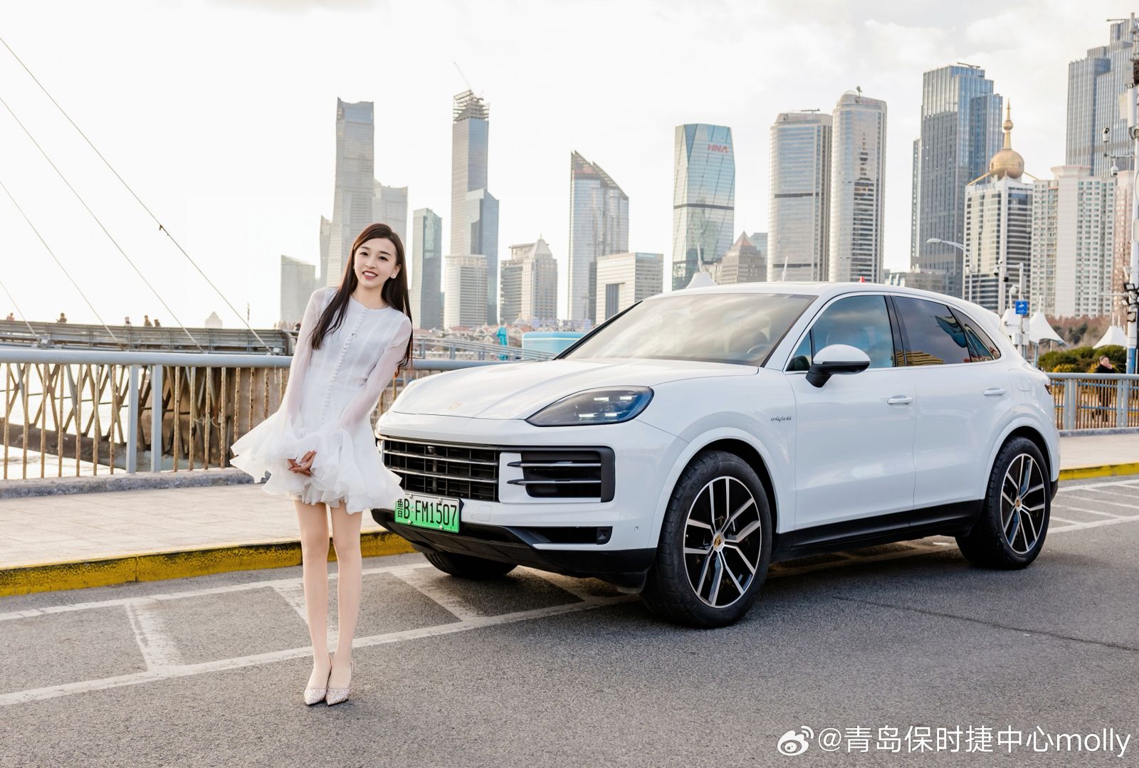 連2年賣170台保時捷！銷冠「黑絲OL裝不雅片」瘋傳…個資遭外洩騷擾：影片很刺激