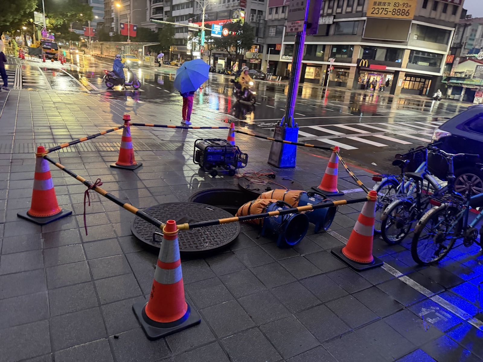 同事昏迷他爬回地面求救⋯林森北路下水道意外2工人中毒送醫