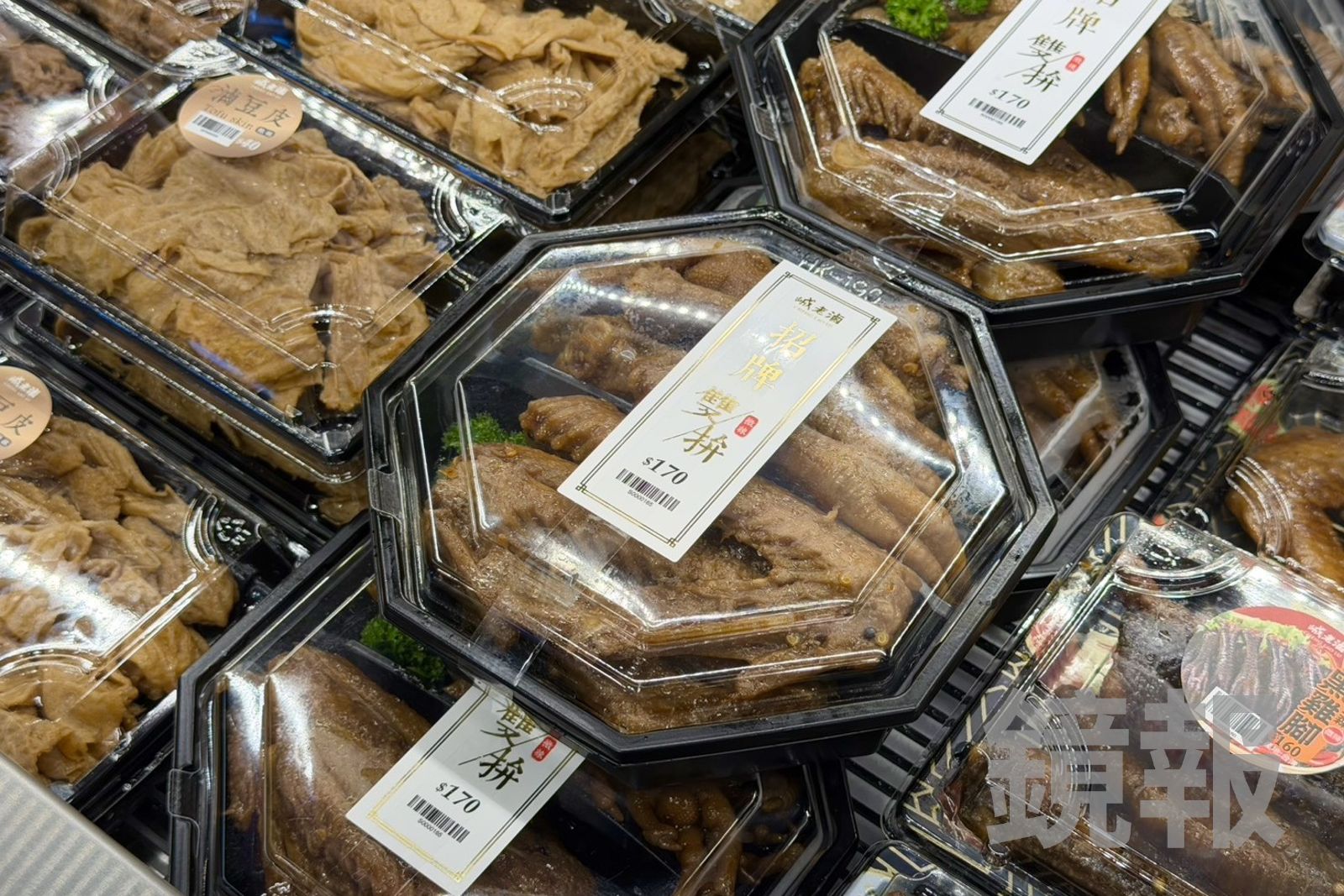 「招牌雙拼」可以吃到最有人氣的雞腳跟鴨翅。（170元／盒）