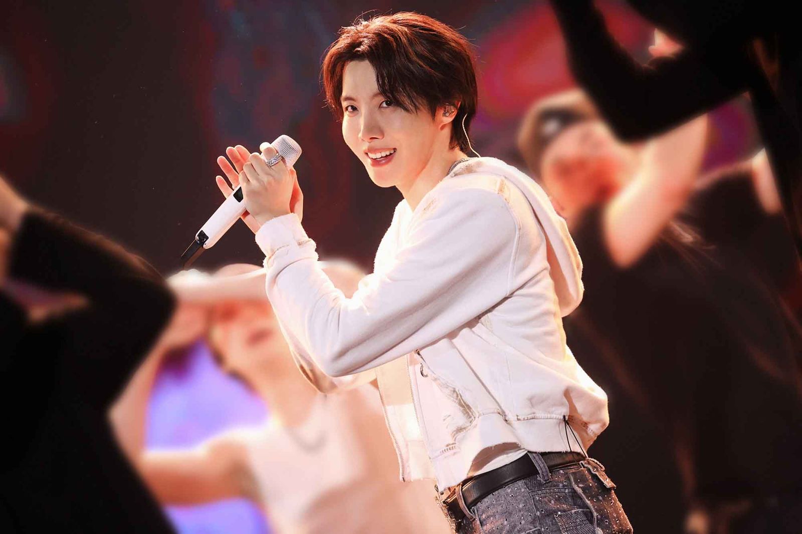  j-hope霸氣征服2萬人　預告有「好消息」全場激動喊：BTS！BTS！