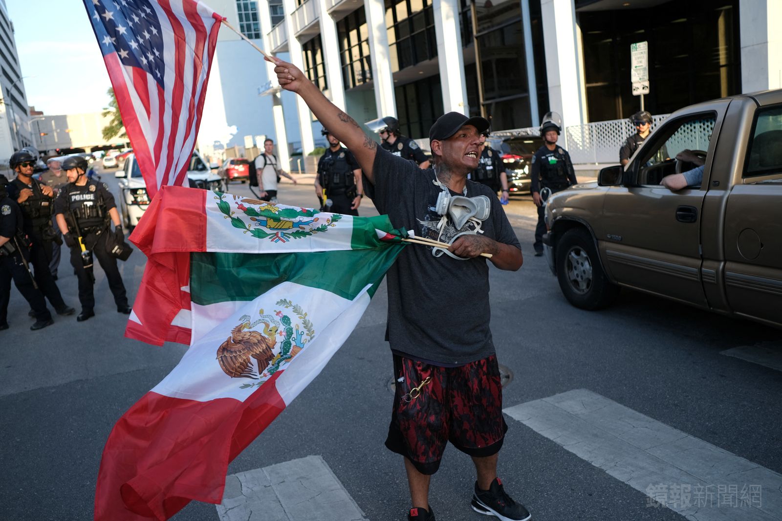墨西哥國旗也成為抗議活動的標誌性象徵。圖／東方IC
