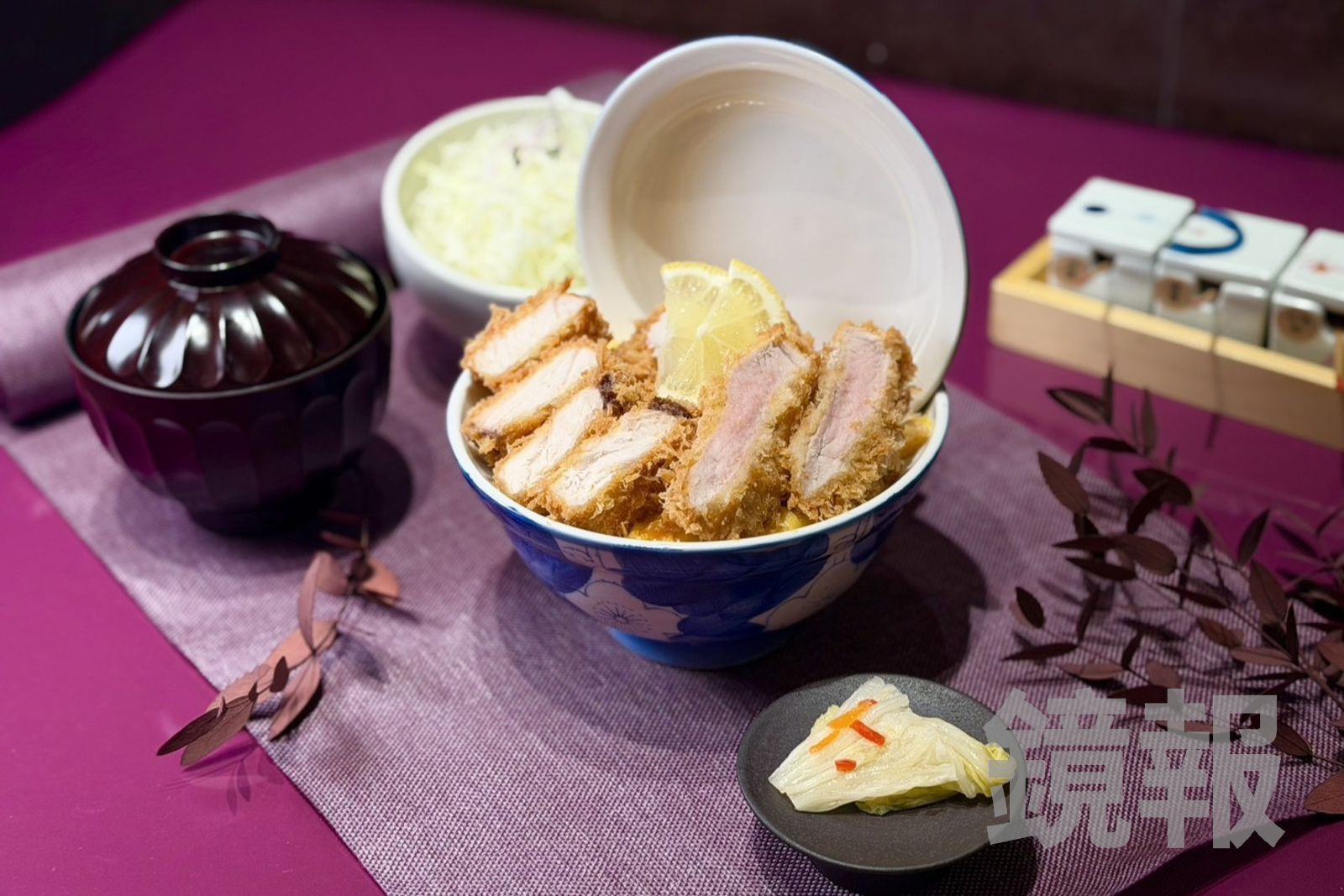 「かつ丼屋 勝急」的「紅魽腰內豬排丼飯」，炸紅魽嫩口扎實，豬排粉紅嫩甜，配溫泉水烹煮的米飯，口感豐富。（480元／份）