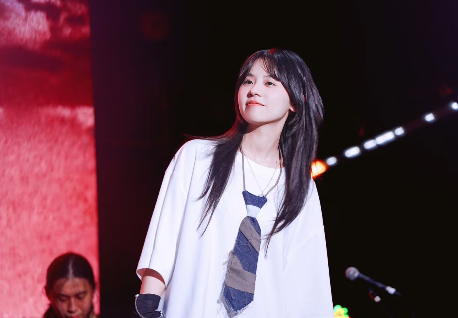 5千萬點擊歌手飛香港遇驚魂事件　世界末日狂吃當定心丸