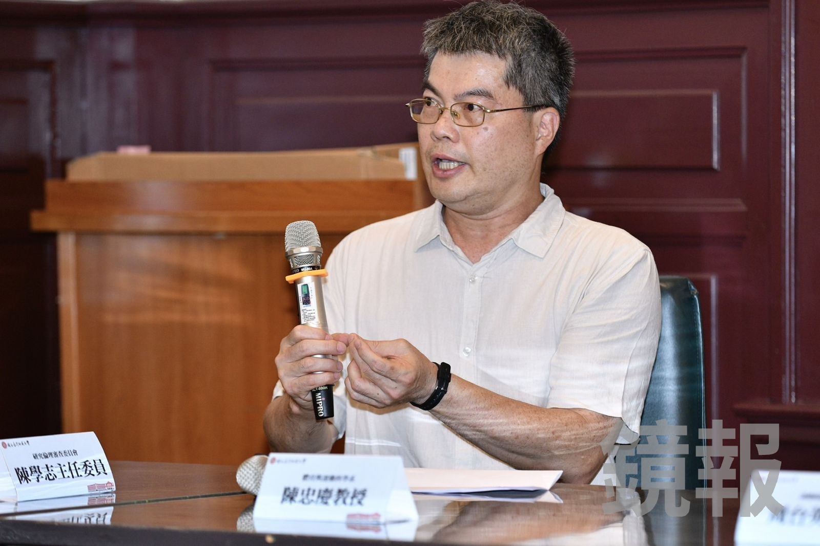 陳忠慶說明抽血過程。