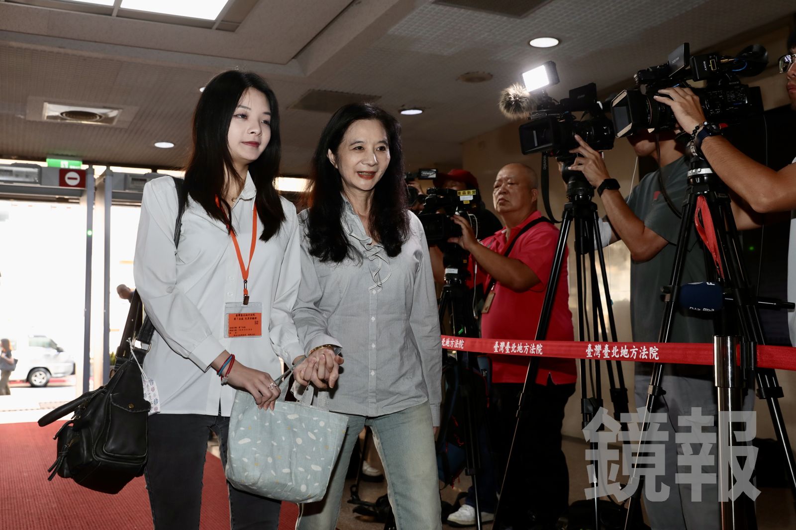 應佳妤多次陪同母親應曉薇一同出庭,還曾親自送早餐給在外聲援的民眾,擄獲不少小草粉絲。(資料照片/李智為攝)