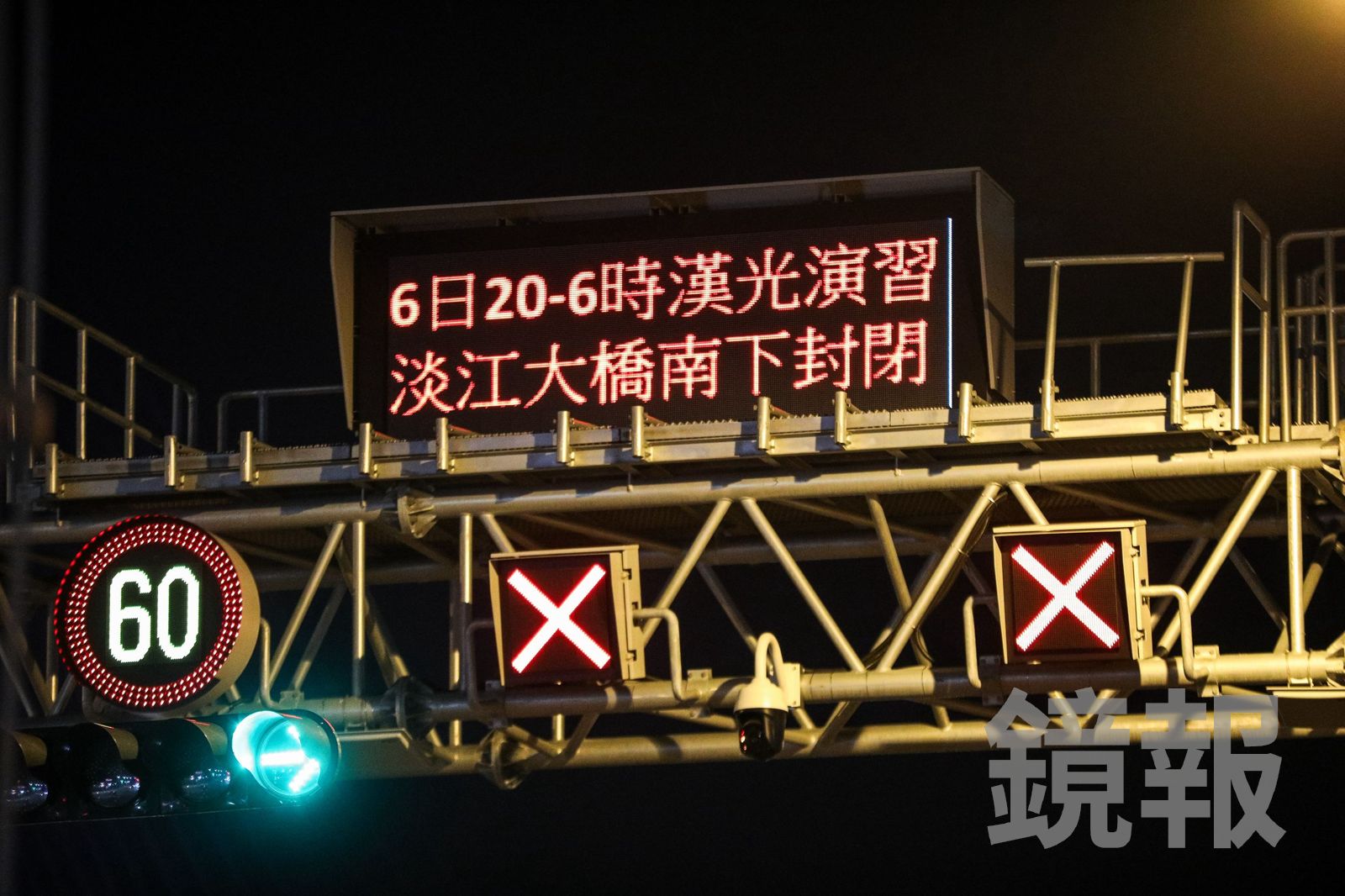 淡江大橋南下車道6日晚間8時至今(7日)早上6時封閉。(圖/鄒保祥攝)