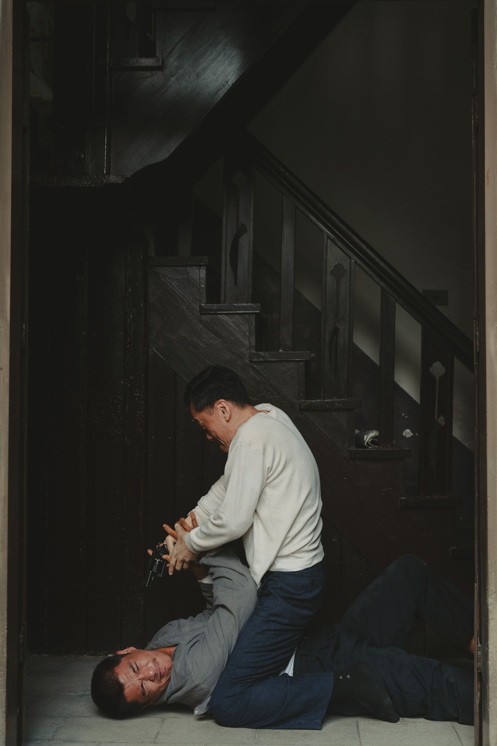 柯煒林（左）更在槍聲與刀光交錯場景中與陳以文（右）對戲，緊張氣氛讓影迷屏息以待。華文創提供