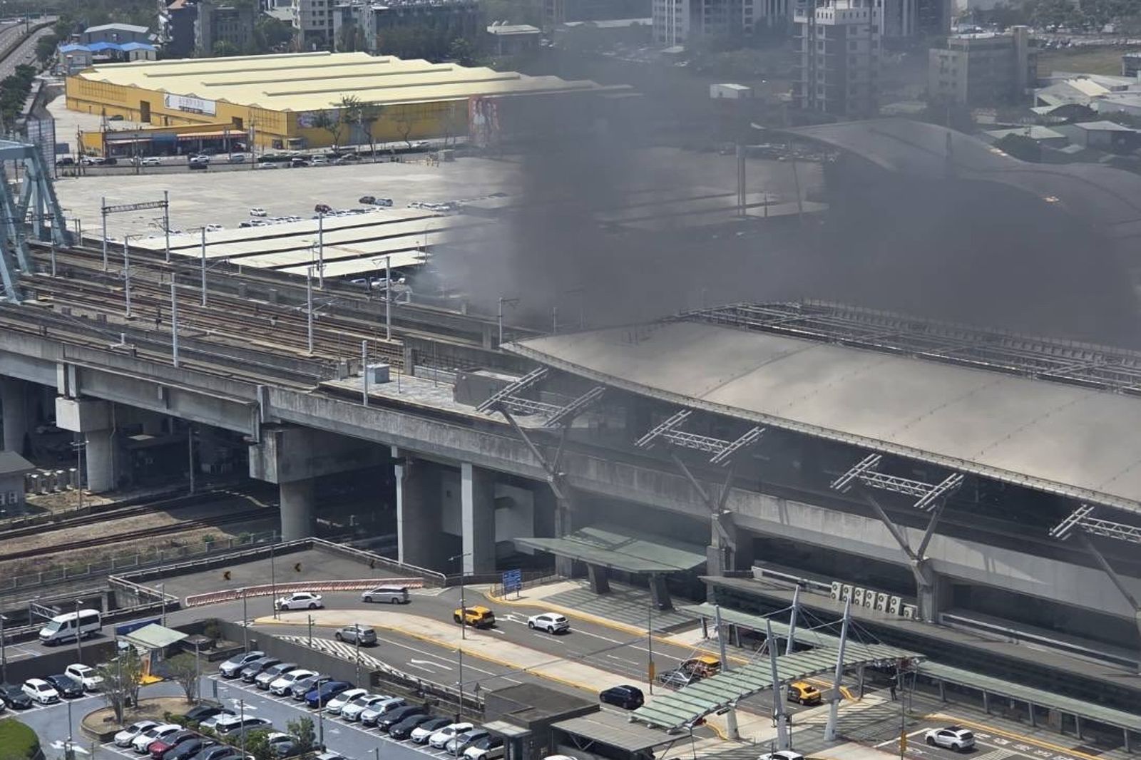 軌道外的雜物起火，濃煙不斷灌入月台。畫面翻攝 threads 193.chenbobo