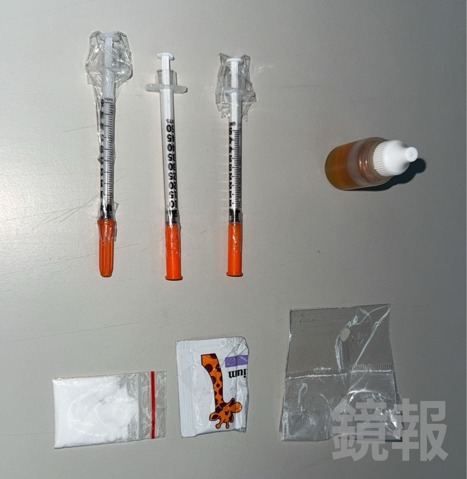 警方在隨身包包查獲多項毒品。警方提供