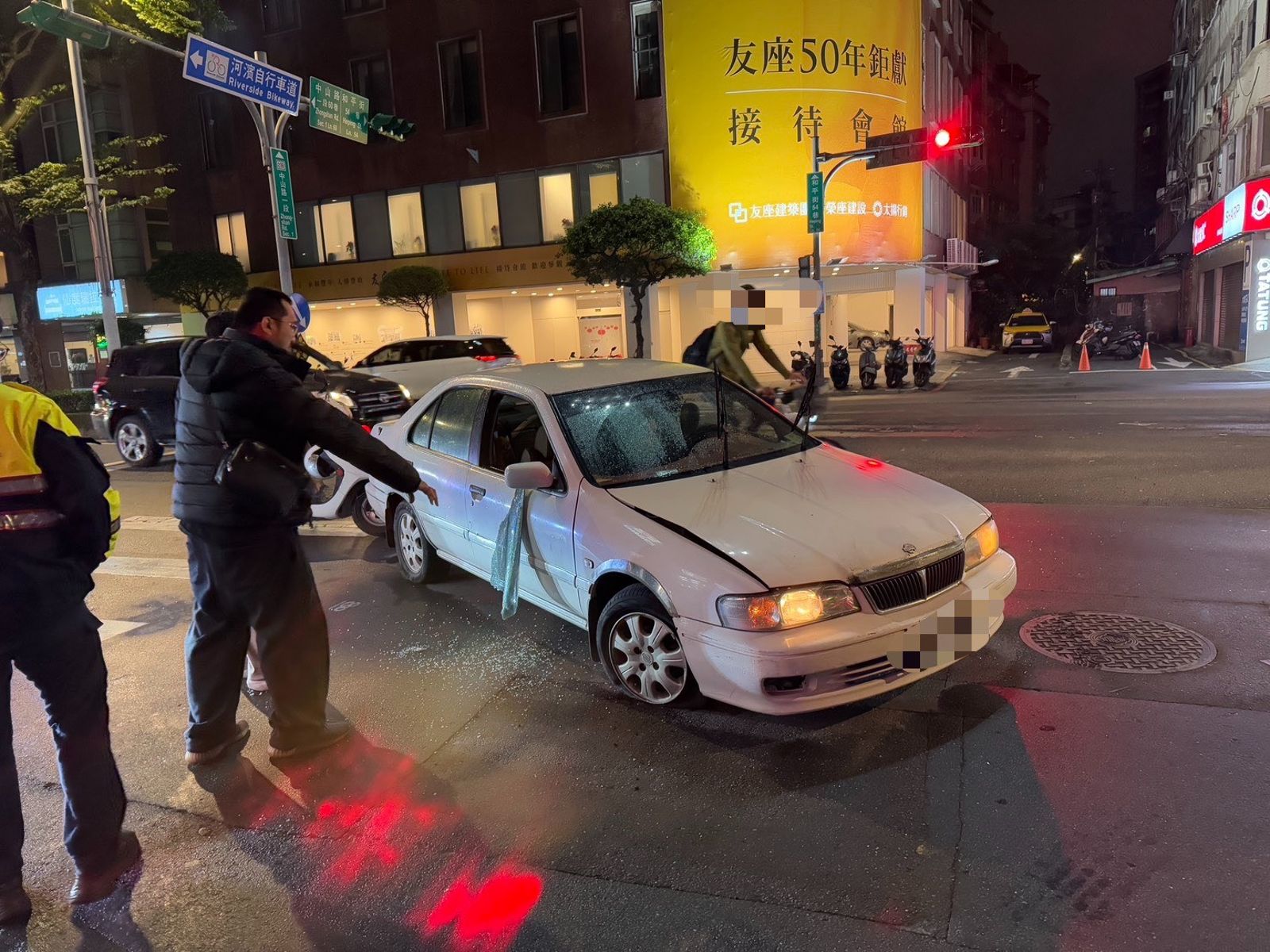 新北街頭傳槍響!偷車賊拒檢衝撞逃逸 警開4槍破窗把人拖下車