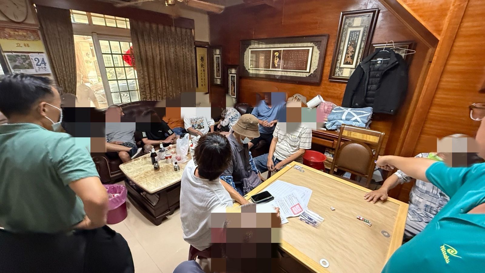 有片／賣造！岡山警破民宅天九牌賭窟　 15鄉親逃竄被包抄
