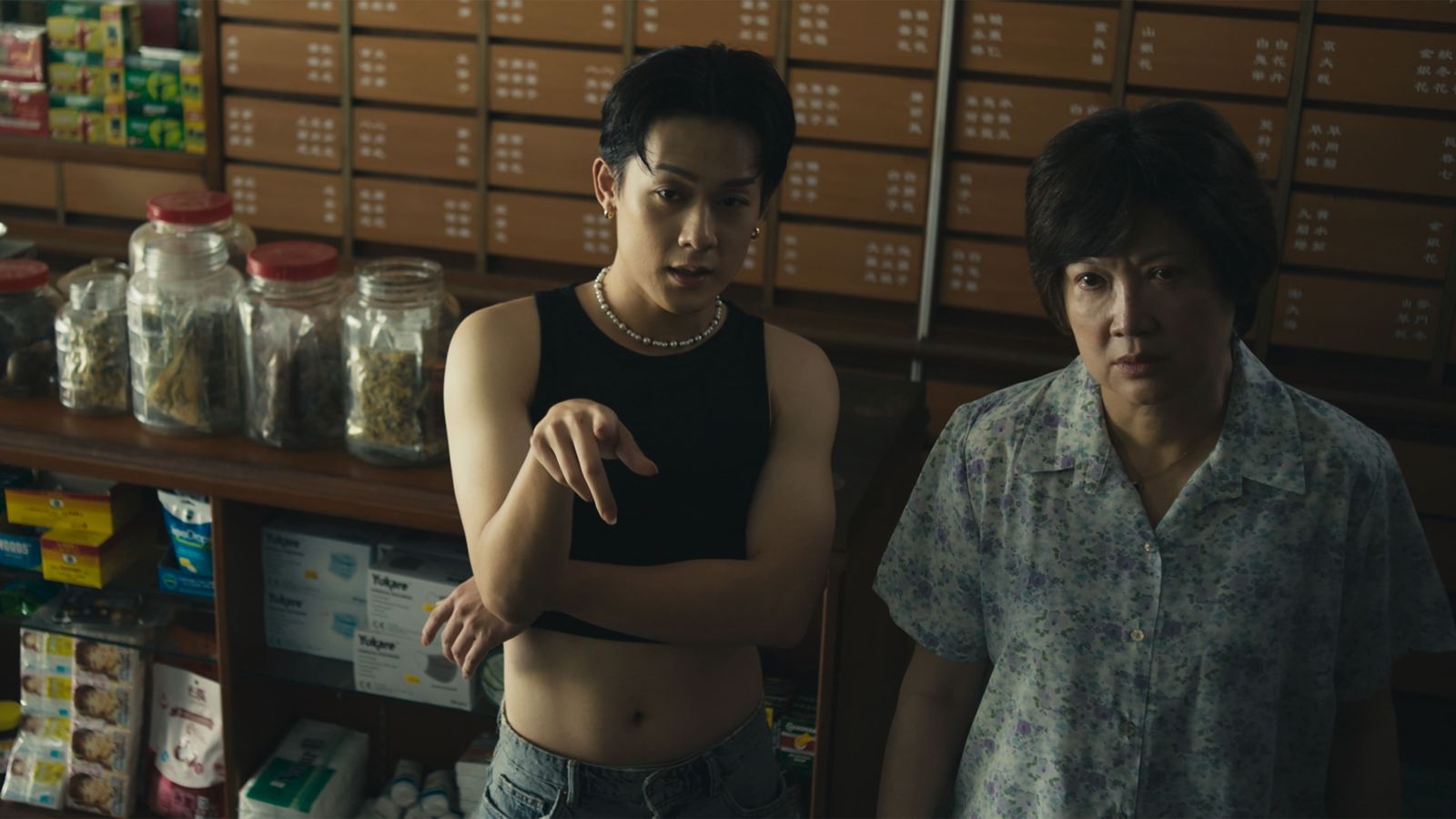 許瑞奇（左）、洪慧芳飾演母子。甲上娛樂提供