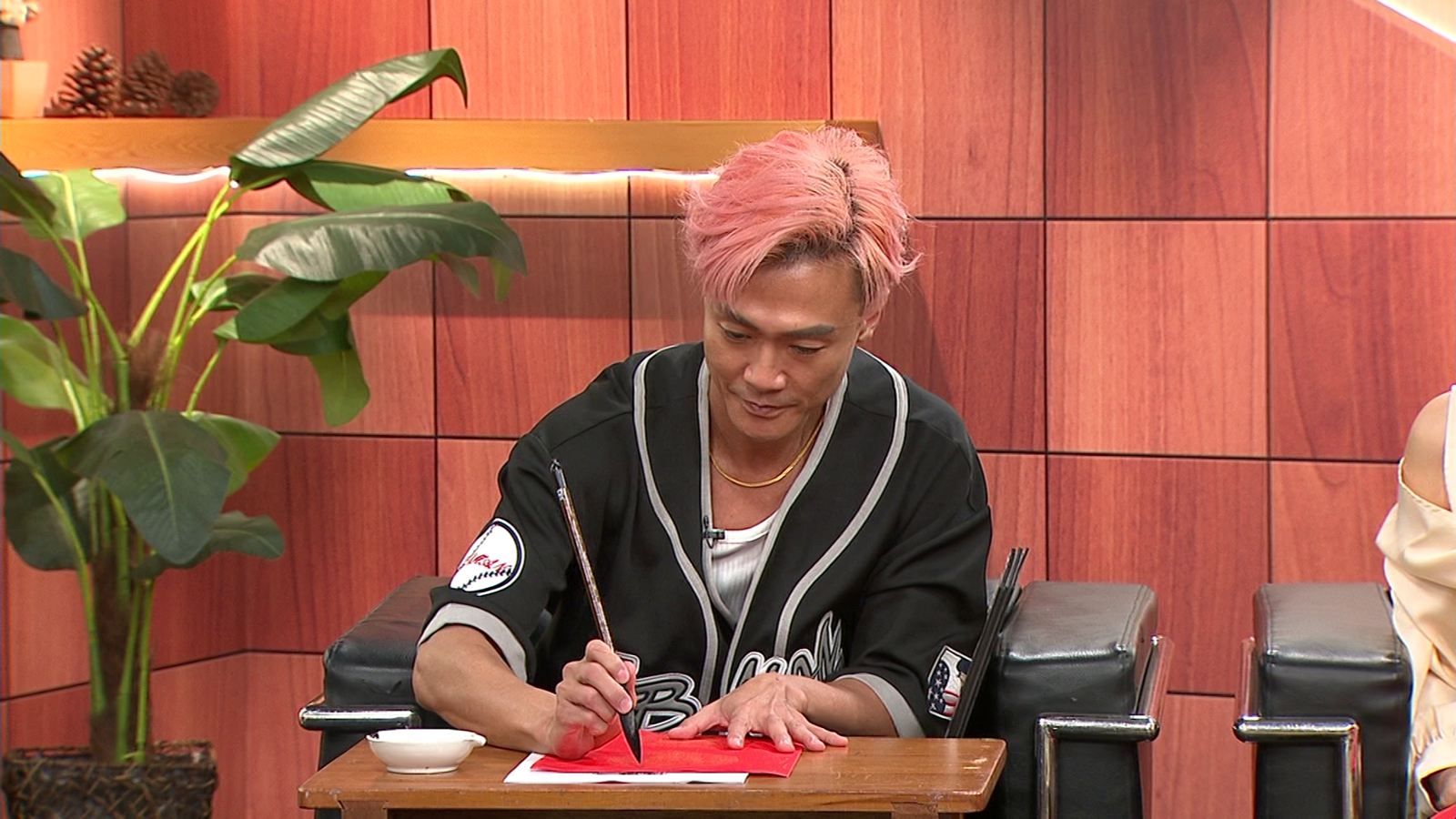 江蕙師弟寫書法27年「賣出6位數」　有南瓜肩、六塊肌「超全能」