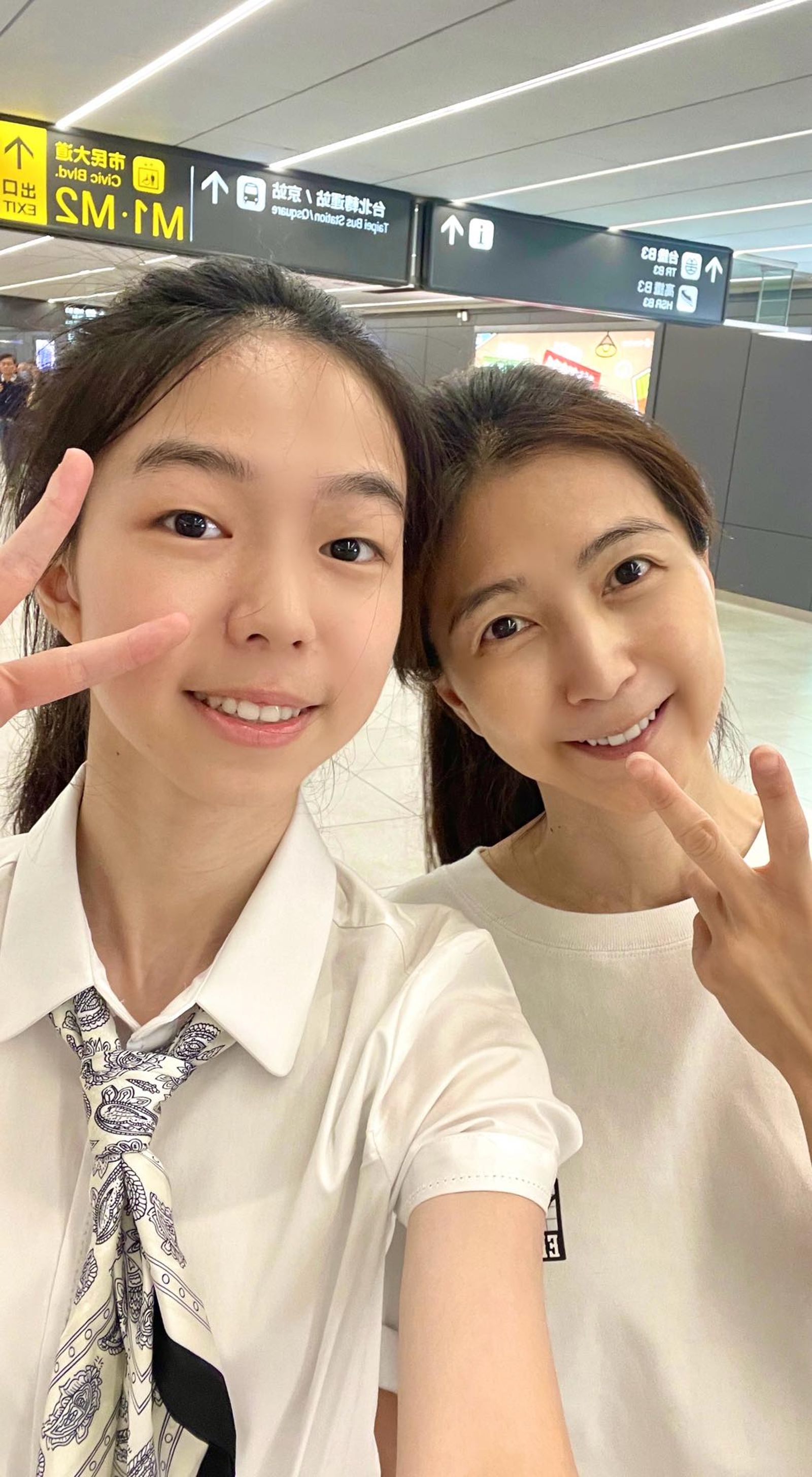 黃崇蘭(右)曾分享與女兒選讀學校的對話。翻攝吳鈴山家族臉書