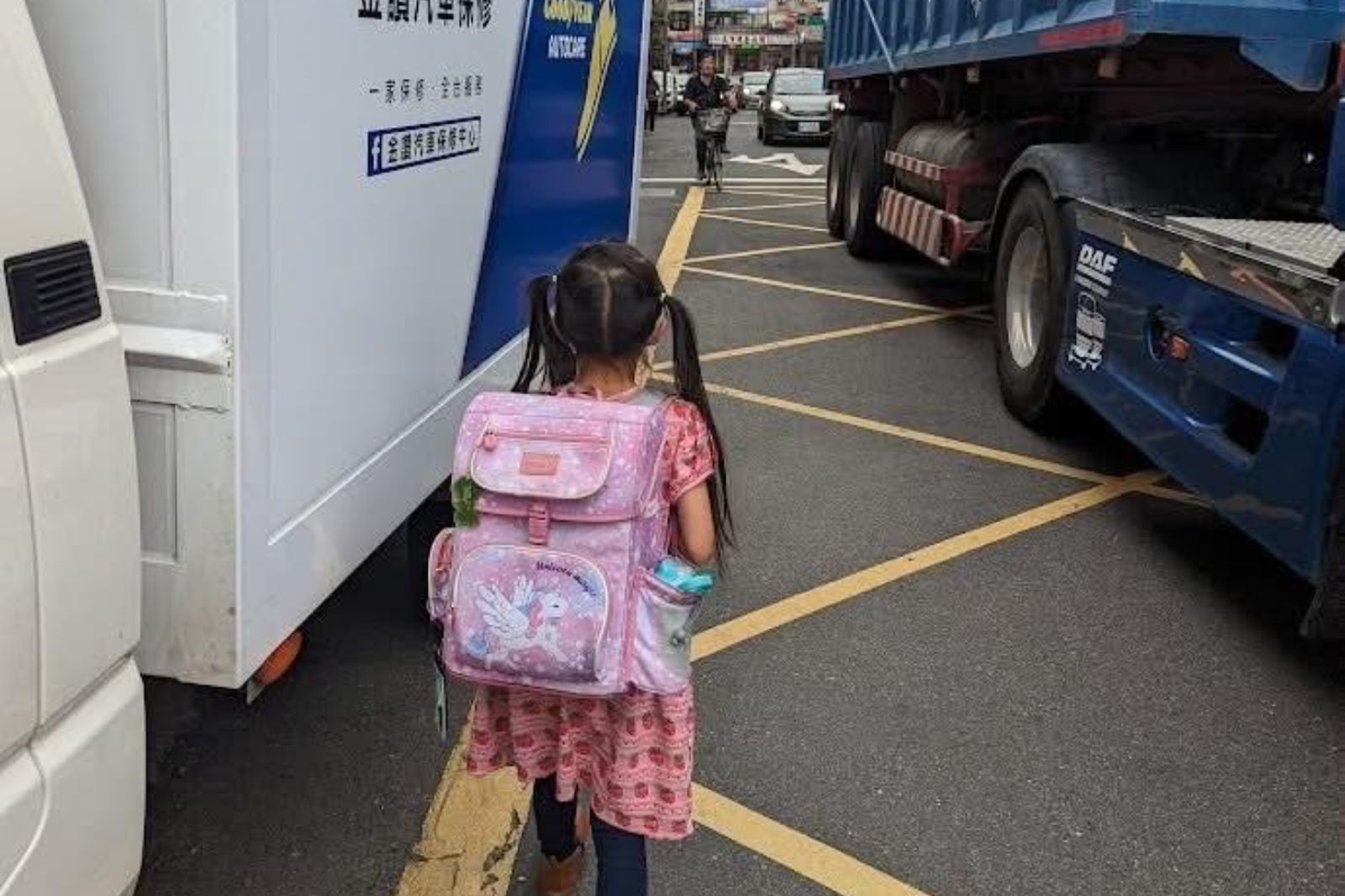 孩子冒生命危險！放學必經路段「沒人行道」只能穿梭車陣