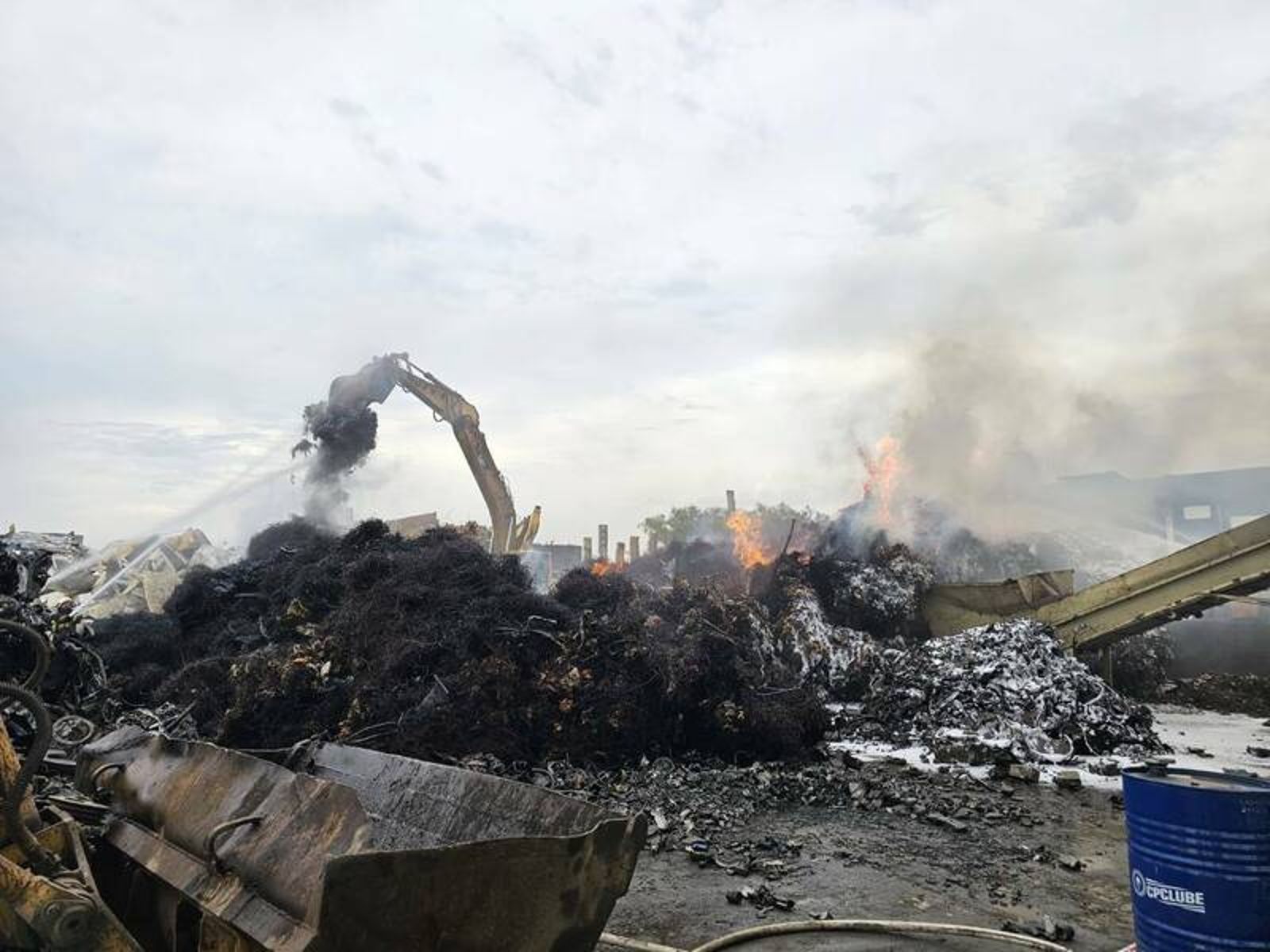 岡山廢鐵工廠火警　污染擴散高雄8行政區空污拉警報