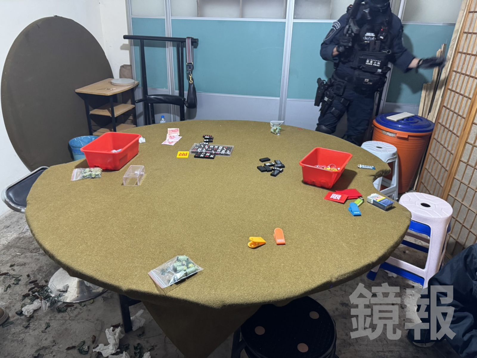 地獄倒霉鬼4ni？ 賭客玩天九輸到脫褲　被財神放鳥警察先上門「跟我走」
