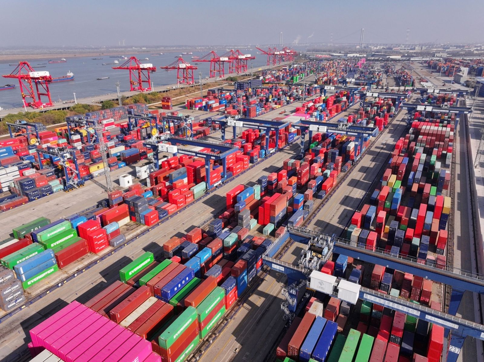 12月14日，中國江蘇省港口集團南京港龍潭港區集裝箱碼頭生產場景。圖／東方IC