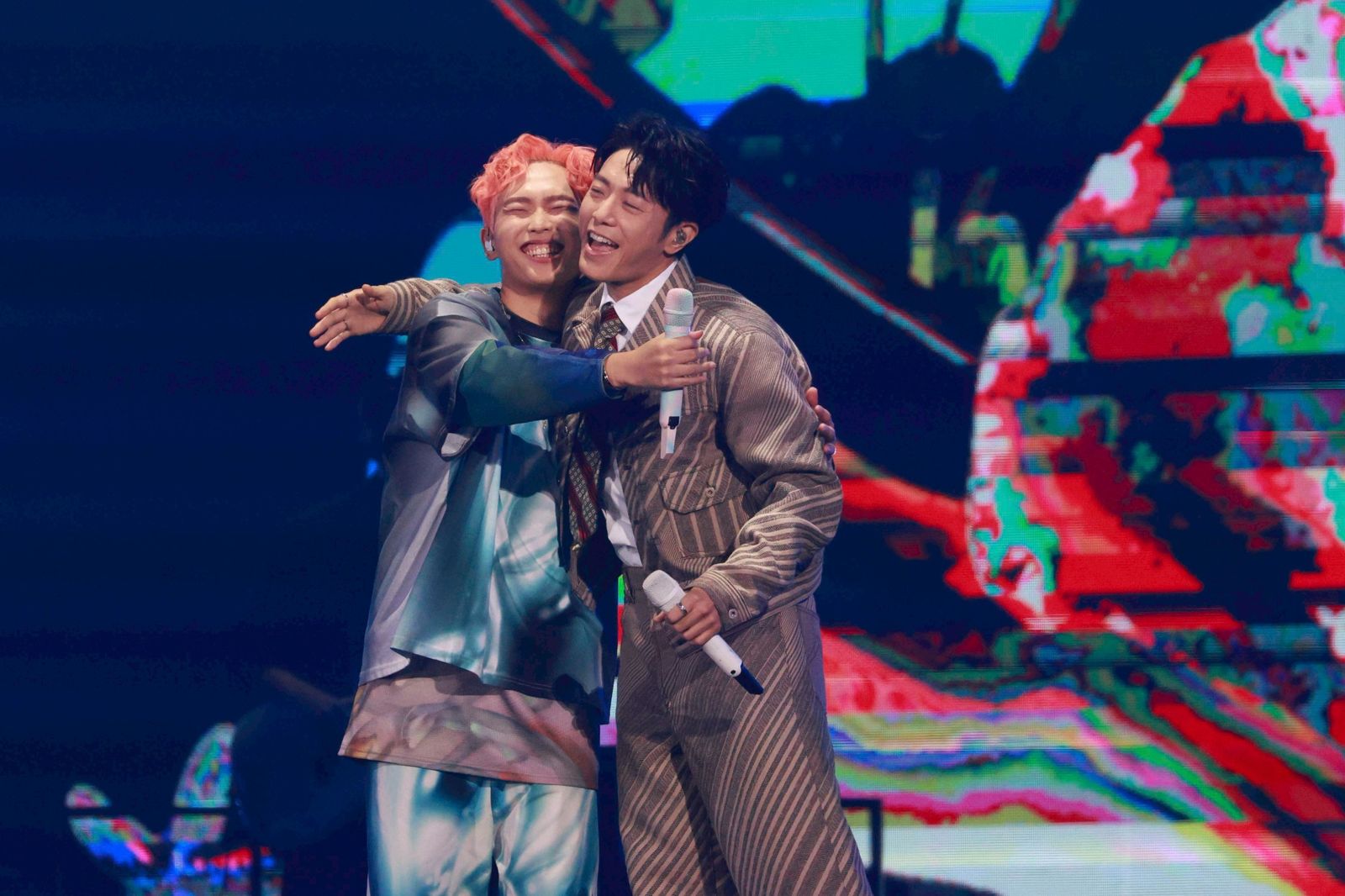 理想混蛋首攻蛋冒粉紅泡泡！億萬點擊歌王突衝上台喊「組新團」