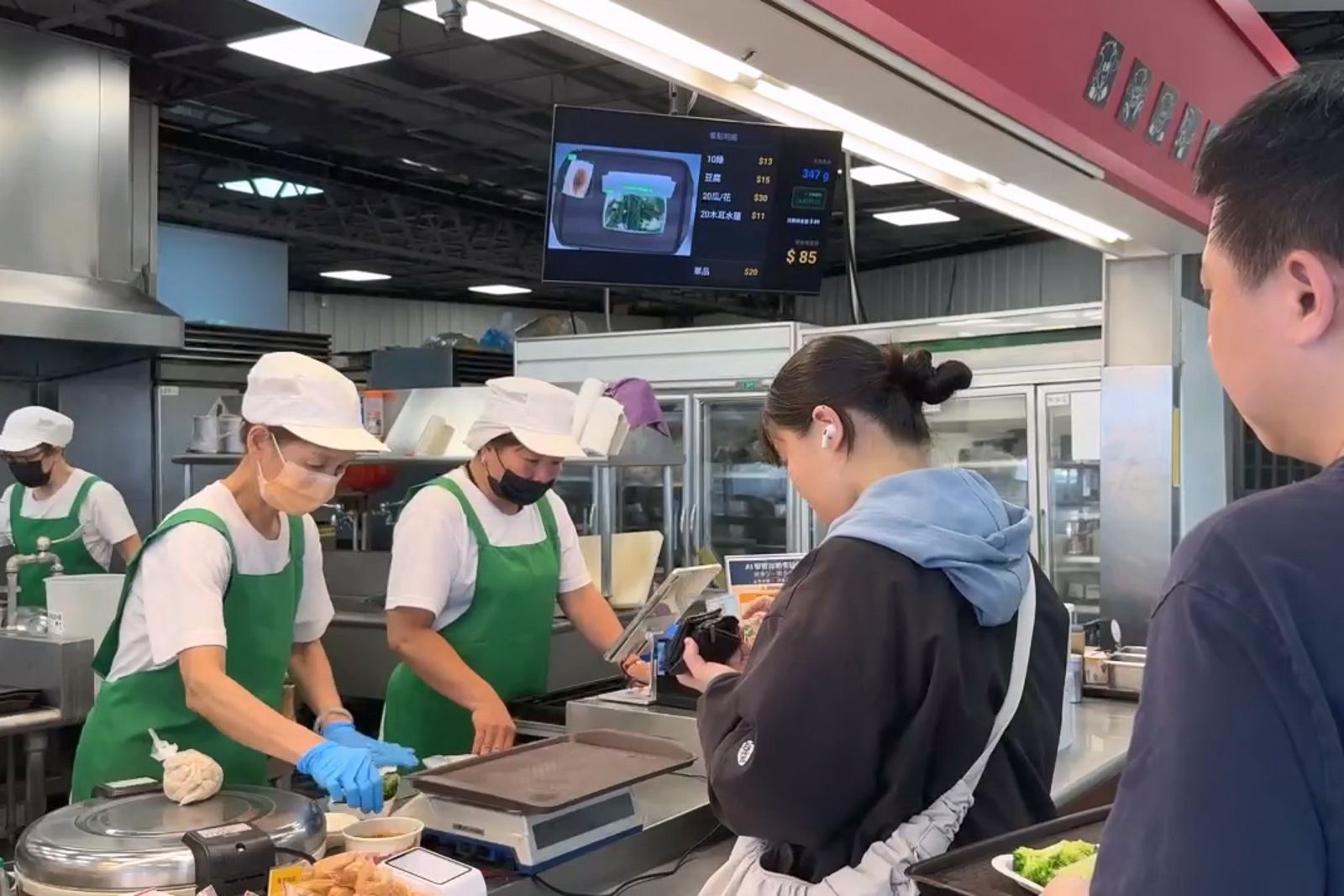 台中清粥小菜業者導入AI計價系統，品項、單價、重量與總價在螢幕上一目瞭然。民眾提供