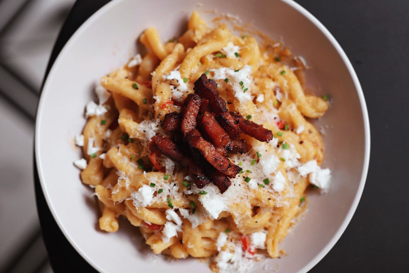 「厚切培根鹹蛋黃麻花麵」香鹹濃郁，麵條很有咬勁。（圖片由PASTAIO提供）