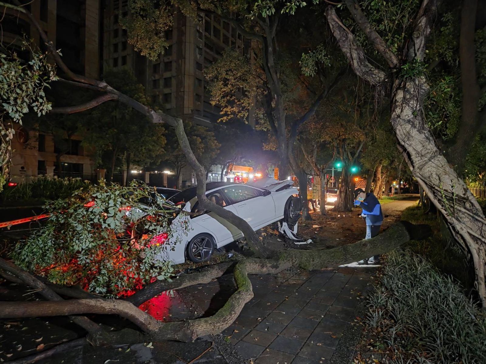 台北市深夜傳巨響　抽菸運將莫名慘死街頭