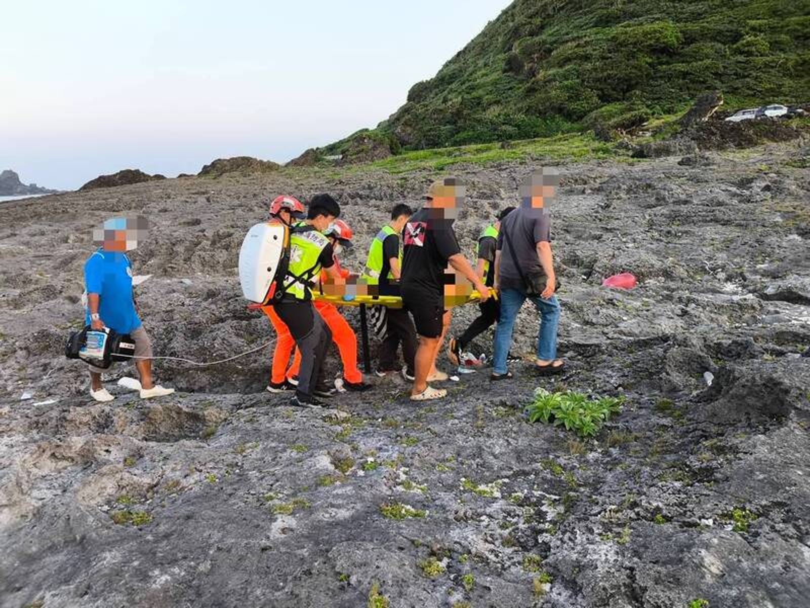 蘭嶼雙獅岩釣客失足落海！6旬男救起「無呼吸心跳」　命危搶救中