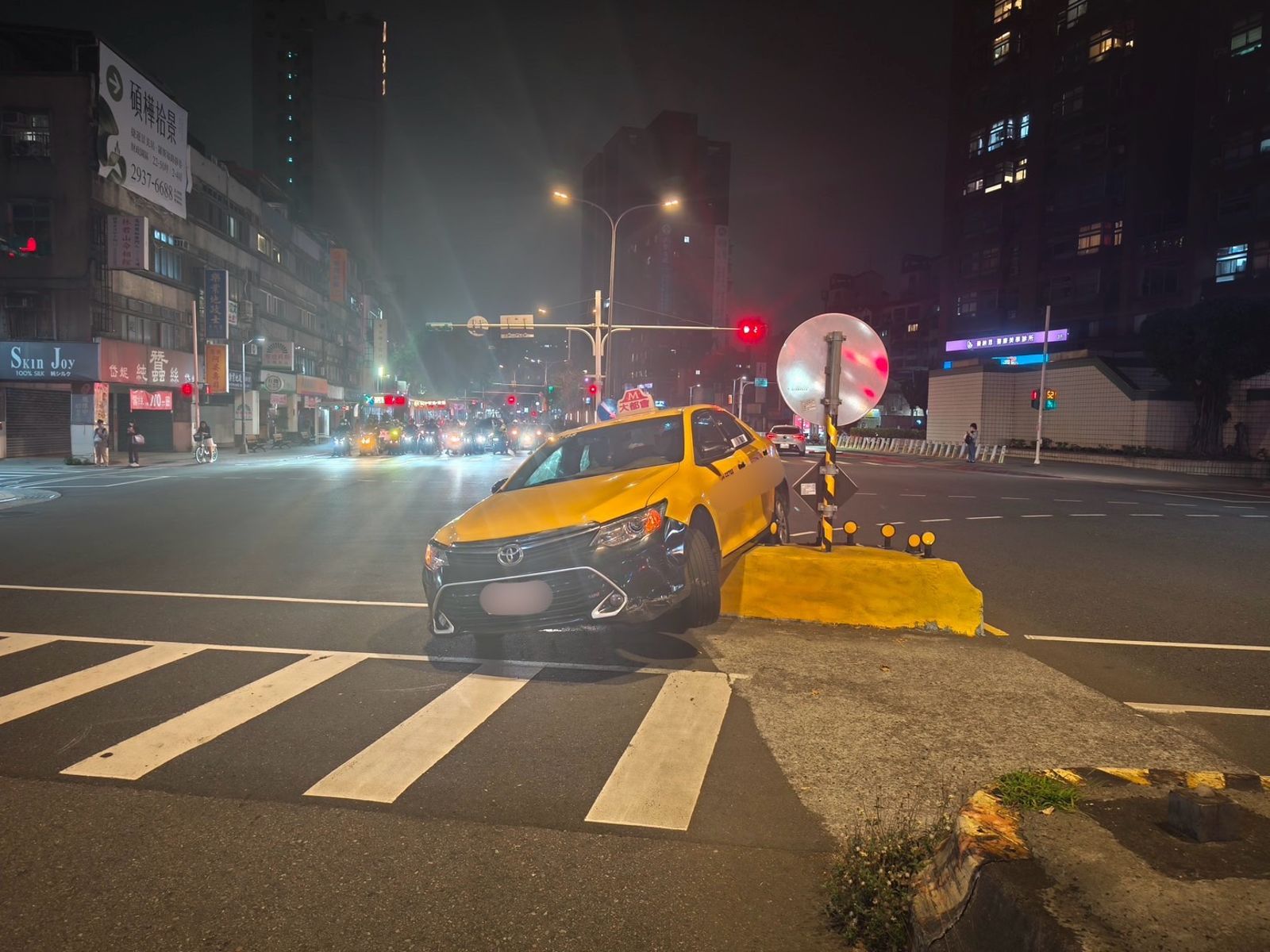 分隔島又勝！小黃左轉自撞「變二輪」　網酸：職業駕駛也翻車