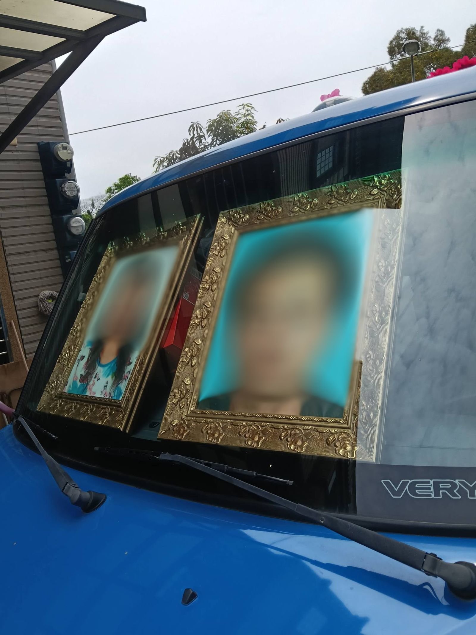 民眾將父母遺照放在藍色小貨車前擋玻璃，擋在住家前面，令住戶飽受巨大精神壓力。翻攝fb爆料公社公開版