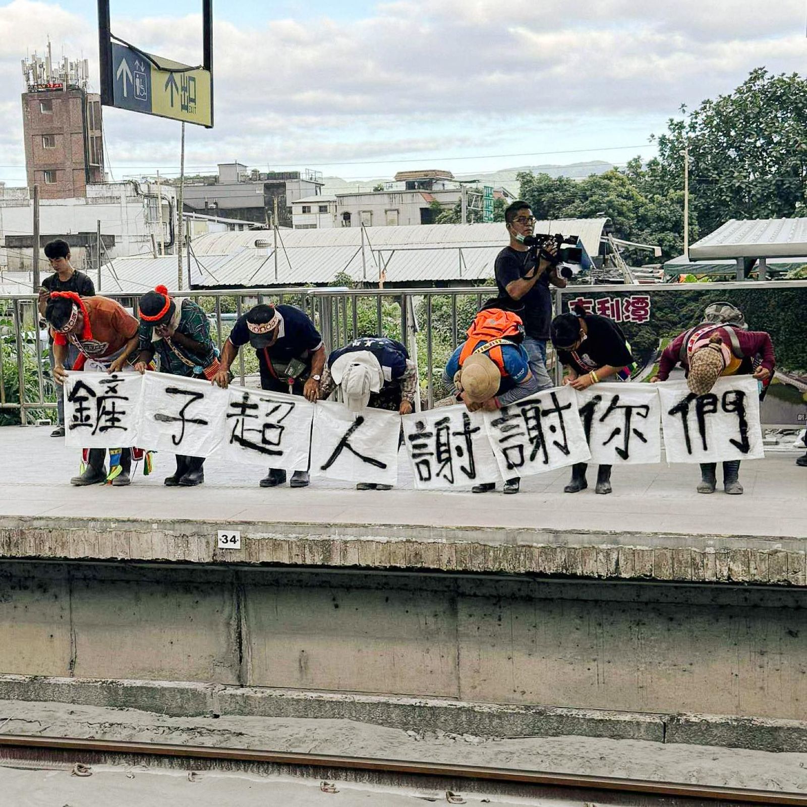 花蓮災區民眾拉起布條致謝。圖/王婉諭臉書