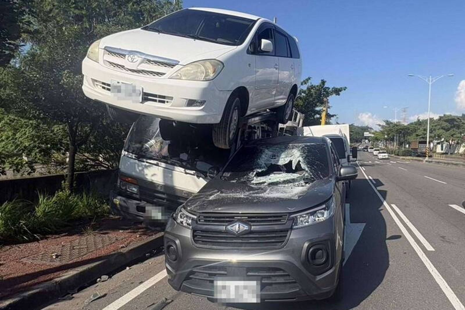 撞成一團堆疊如「泰山壓頂」!大貨車疑煞不住連撞3車 轎車從車斗噴飛慘況曝
