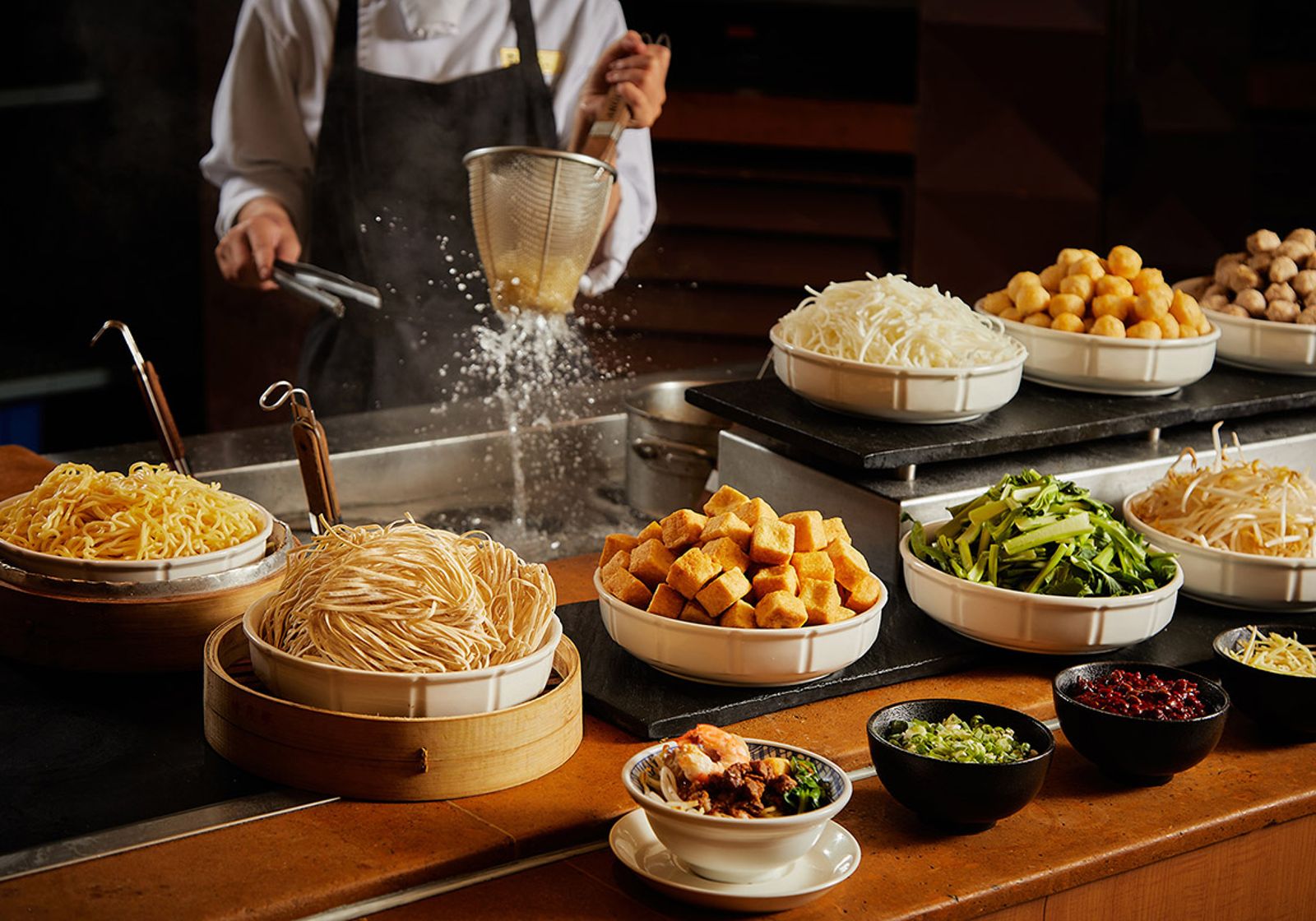 台南遠東香格里拉的遠東Café自助式早餐，供應台南擔仔麵等在地小吃，特色料理輪番登場，展現府城美食魅力。圖／台南遠東香格里拉提供