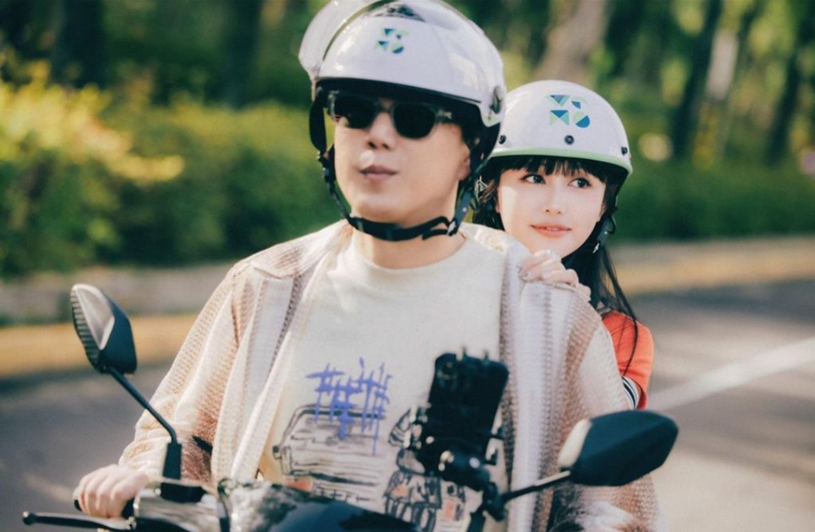 路人小心快閃！蕭煌奇真的騎車上路了　後座竟還載著「她」