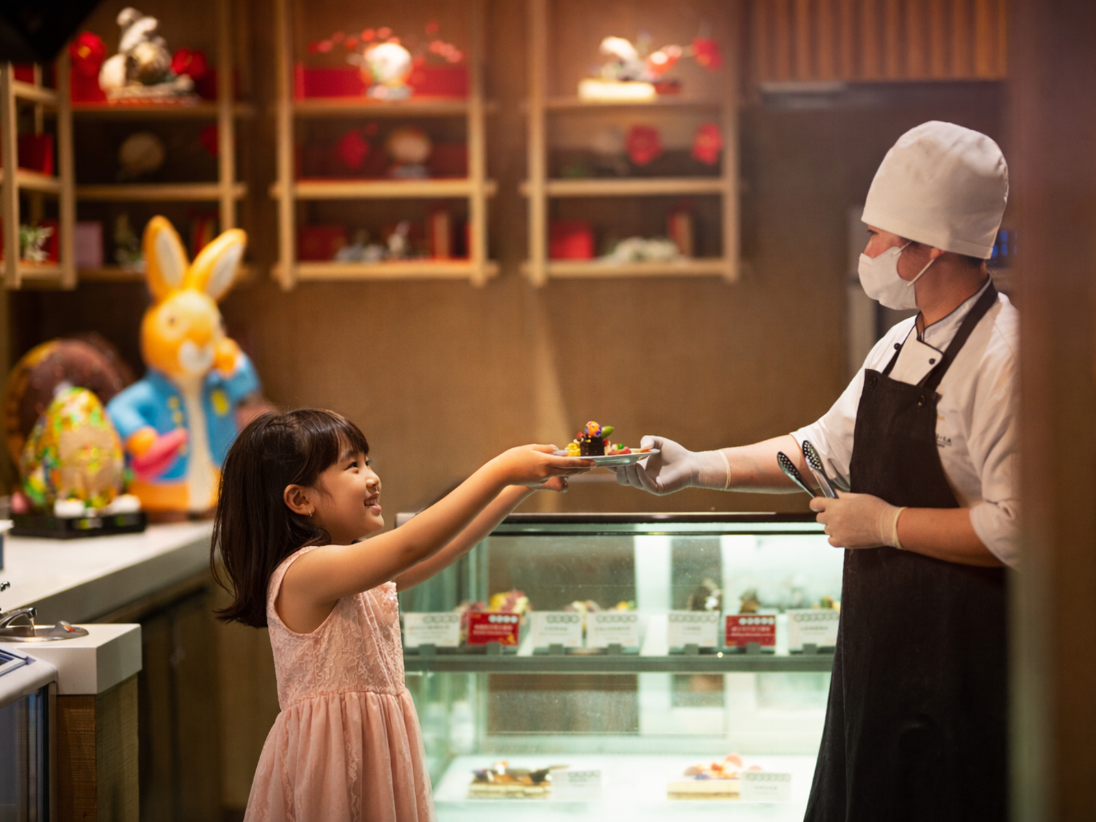「遠東Café」除了異國料理，更為小朋友準備復活節限定甜點，充滿尋寶樂趣。（台北遠東香格里拉供圖）