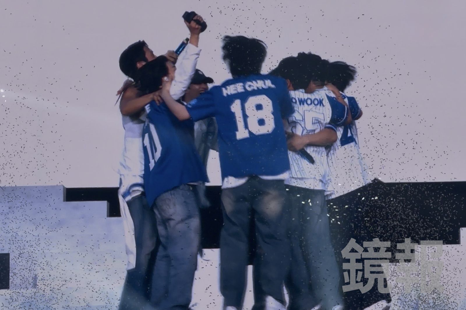 Super Junior全員抱在一起。讀者提供