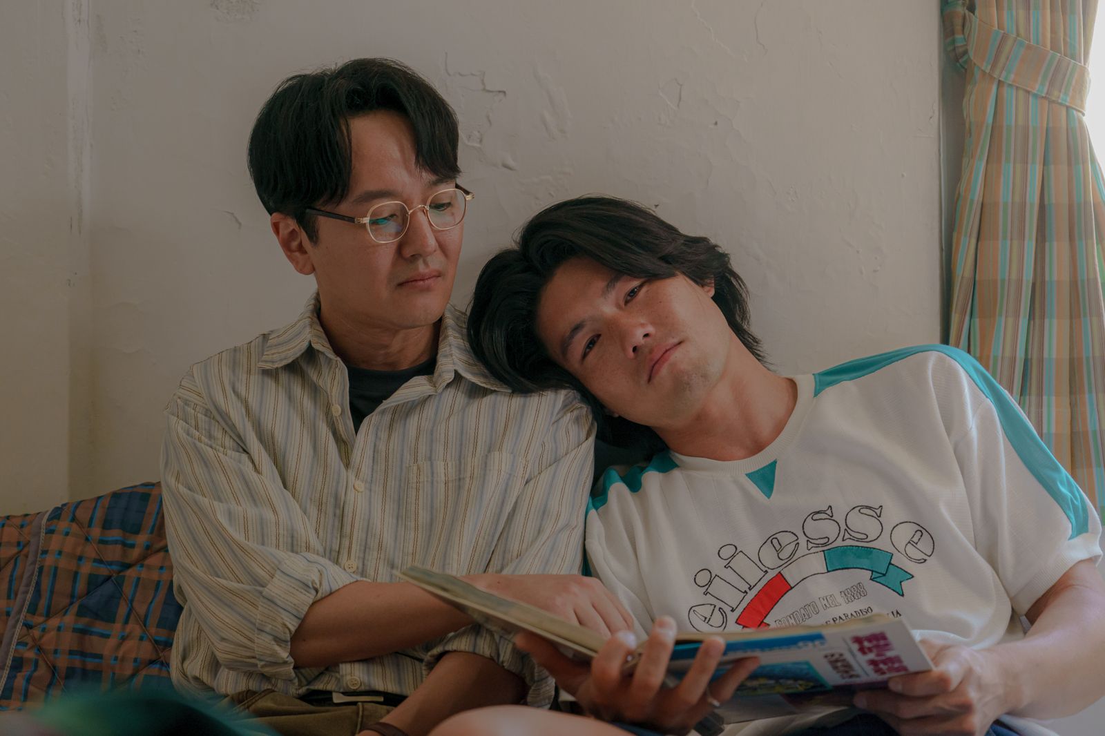 蔭山征彥（左）與張耀仁在劇中飾演一對同志情侶。客台提供