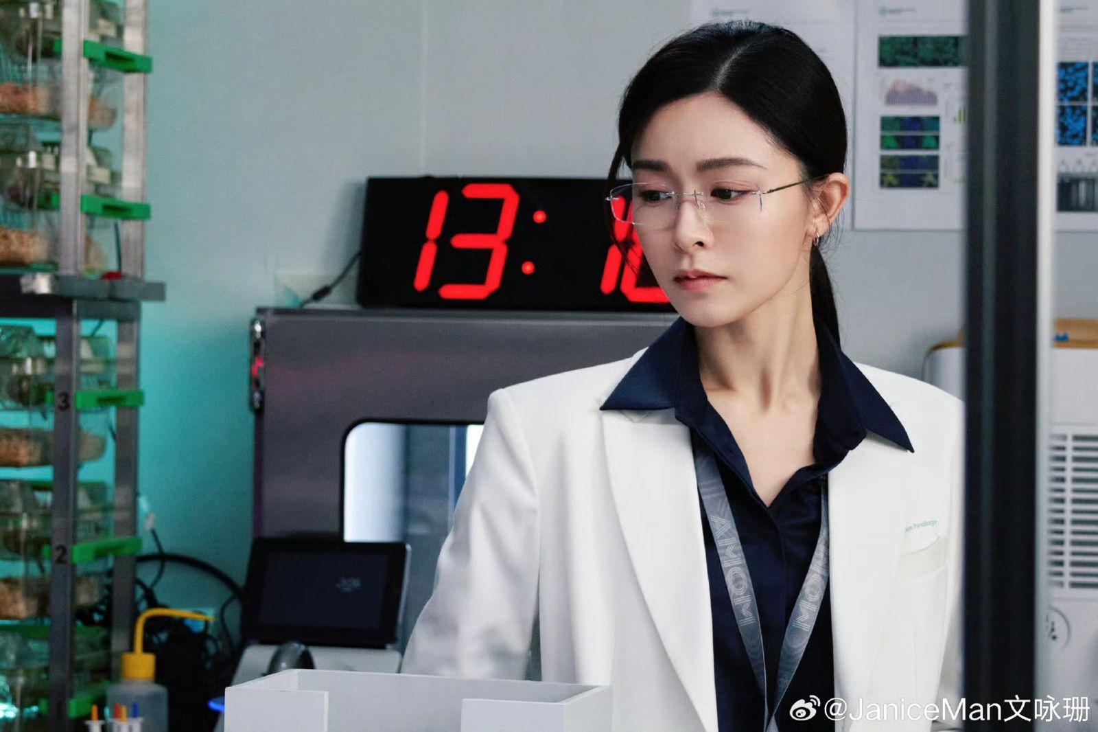文詠珊在《不眠日》飾演科研博士「安嵐」，大展知性魅力。翻攝文詠珊微博