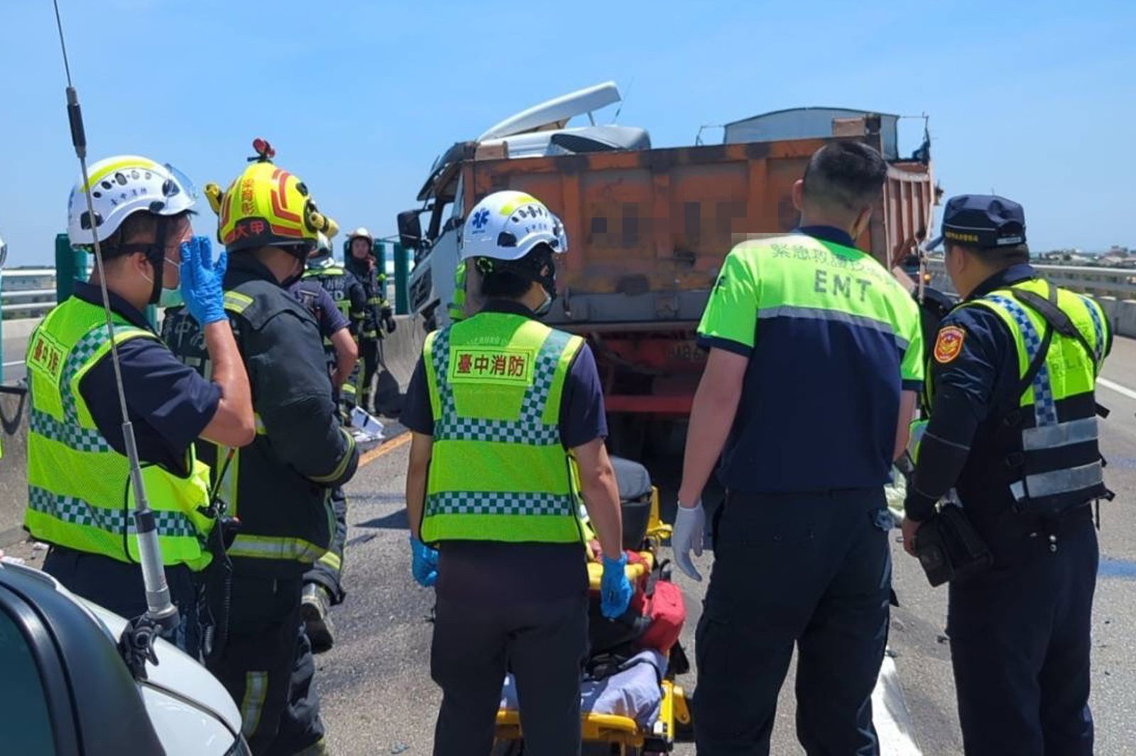 砂石車駕駛疑自撞護欄、噴飛車外，被自己的車子後輪輾壓，當場臟器外露，明顯死亡。民眾提供